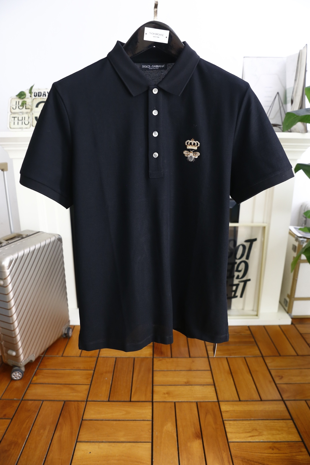 NO:492078,Dolce & Gabbana. 2025 summer new product men's lapel short-sleeved POLO shirt luxury classic LOGO design!  Anyone can easily navigate it with high-end, top-quality, comfortable Judy cotton fabric!  It is very high-end and understandable. It must be purchased!  The style and tailoring are slim styles, which are very exquisite, showing aura and highlighting the exquisiteness of business men. This is the unique feature, the right slim fit, and the upper body effect is very good!  Counter size M-3XL, shipped the next day!  ,Dolce & Gabbana,T-shirt,alexander wang19860909杜嘉班纳. 2025夏季新品男士翻领短袖POLO衫奢华经典LOGO设计！任何人都可以轻松驾驭 采用高档顶级舒适朱迪棉面料！非常显档次懂货的必须入！版型剪裁属于修身款 非常精致,显气场,又会凸显商务男士的精致,这就是独到之处,恰到好处的修身,上身效果非常赞！专柜尺码M-3XL,隔天出货！,,Dolce&Gabbana,T-shirt,alexander wang,Men's clothing