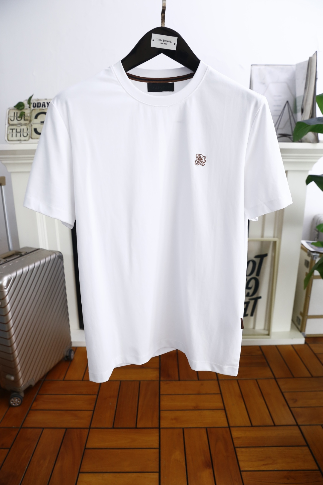 NO:494453,Jeni*/Ze*na. The new summer products of men's round neck short sleeves, luxurious custom LOGO logo on the chest, you can appreciate the youthfulness and fashion sense brought by this design!  The overall style is fashionable and trendy, using comfortable and breathable cotton fabric, soft, skin-friendly and breathable, and has a very crisp and crisp drooping feeling. The upper body is fashionable and fashionable colors, a must-have item for trendy men!  Counter size M-4XL, shipped the next day!  ,zegna,T-shirt,alexander wang19860909杰尼*/Ze*na. 夏季新品男士圆领短袖胸前奢华定制LOGO标识标注上身就能体会这款设计带来的年轻与时尚感！整体时尚而有潮流,采用舒适透气棉面料 柔软亲肤透气 ,又有很好的挺括 垂感 上身时尚潮流色系,潮男必备单品！专柜尺码M-4XL,隔天出货！,,zegna,T-shirt,alexander wang,Men's clothing