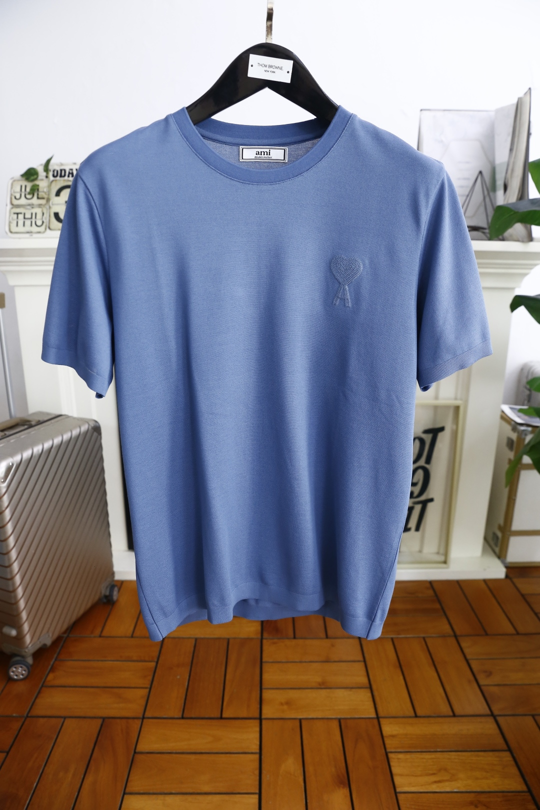 NO:494445,ami. The new fashion short-sleeved T-shirt in the summer 25 summer uses high-end top-grade fabrics, classic round neck, unique and cool. The luxurious classic custom logo design on the chest is versatile. Adhering to the traditional fashion charm of the big brand, the unique line design exudes a strong British style, and it is very modern and inherits the traditional concept. The precious fabric is smoother, the feel is soft, comfortable and breathable, and the high elastic and exquisite craftsmanship brings texture enjoyment. The counter size M-3XL is shipped the next day!  ,T-shirt,tees,t-shirt,alexander wang19860909ami. 25夏季新品时尚短袖T恤采用高档顶级面料 经典圆领 独特又清凉 胸前奢华经典定制logo设计百搭气质 秉承大牌的传统时尚魅力,独有的线条设计散发着浓郁的英伦风情,极具现代感亦承袭了传统理念.珍贵面料更加光滑,手感柔顺舒适透气 高弹力精湛工艺,立体剪裁风格带来质感享受.专柜尺码M-3XL,隔天出货！,,T-shirt,tees，t-shirt,alexander wang,Men's clothing