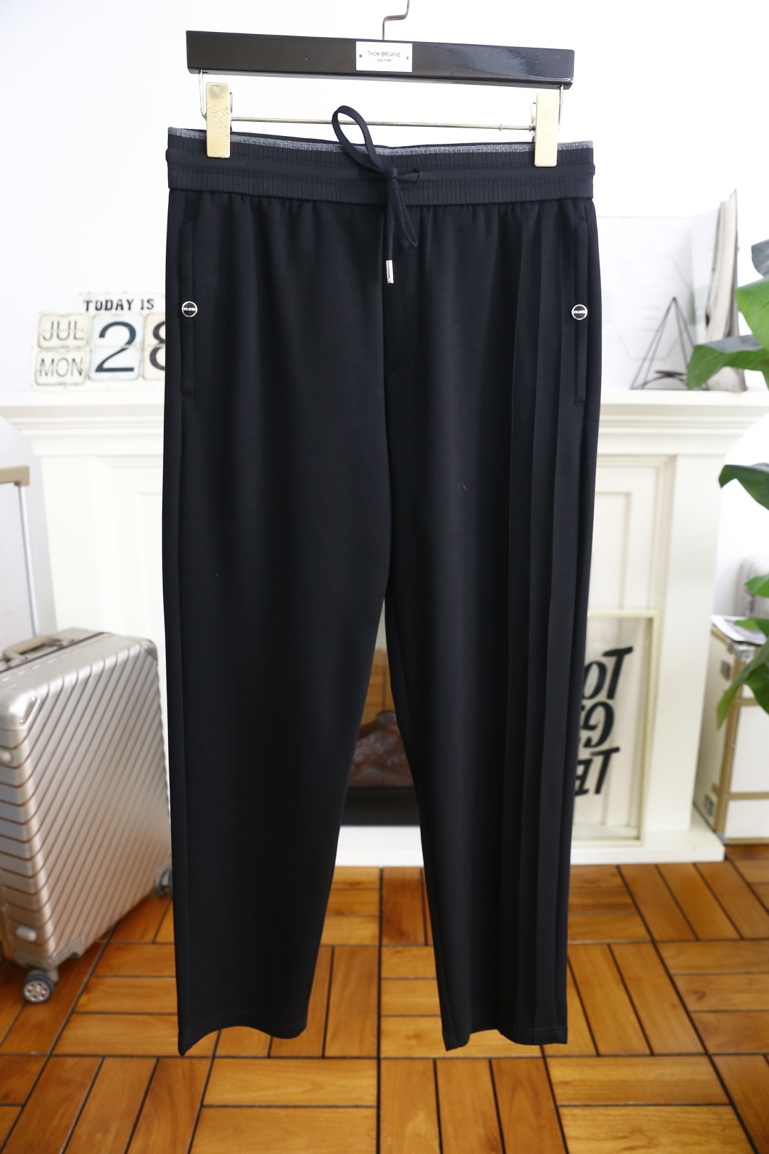 NO:494424,Pula*/Pr*da. New summer style men's casual pants!  It uses imported comfortable and breathable fabrics, luxurious and classic custom letters LOGO design, and the upper body is comfortable!  Elastic waist casual and versatile style without restraint!  The same product for overseas European counters, the upper body is fashionable and sporty, very low-key and luxurious!  The stitching of the turner is delicate and strong!  Perfect three-dimensional tailoring, highly recommend buying the product!  Counter size 29-38, shipped the next day!  ,prada,alexander wang19860909普拉*/Pr*da. 夏季新款男士休闲裤！采用进口舒适透气面料,奢华经典定制字母LOGO设计 上身随意舒服！松紧腰休闲百搭款无束缚感！海外欧洲专柜同品,上身时尚运动显时尚,很低调且不失奢华品味！车工缝线细致而强悍！完美立体剪裁,强烈推荐购入货色！专柜尺码29-38,隔天出货！,,prada,alexander wang,Men's clothing