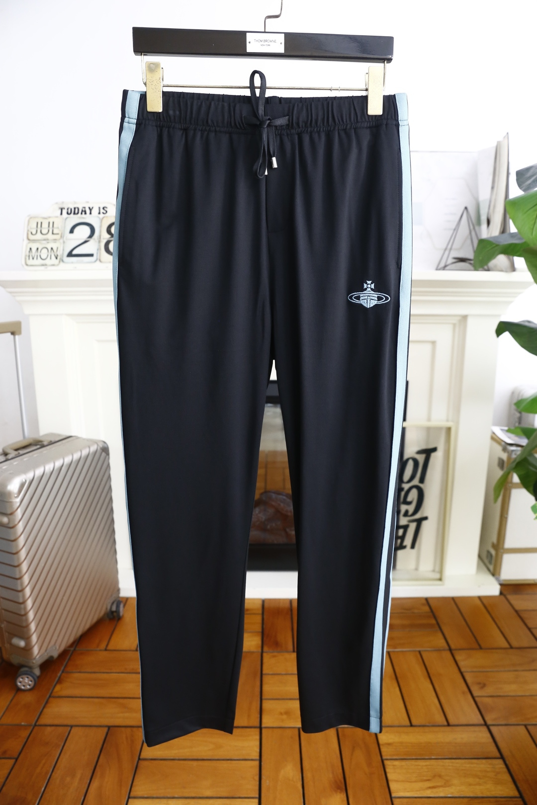 NO:494417,Queen Mother of the Cialis. New summer thin casual pants for men!  It uses imported comfortable and breathable fabrics, luxurious and classic custom letters LOGO design, and the upper body is comfortable!  Elastic waist casual and versatile style without restraint!  The same product for overseas European counters, the upper body is fashionable and sporty, very low-key and luxurious!  The stitching of the turner is delicate and strong!  Perfect three-dimensional tailoring, highly recommend buying the product!  Counter sizes 48-58, shipped the next day!  ,alexander wang19860909西太后. 夏季新款男士薄款休闲裤！采用进口舒适透气面料,奢华经典定制字母LOGO设计 上身随意舒服！松紧腰休闲百搭款无束缚感！海外欧洲专柜同品,上身时尚运动显时尚,很低调且不失奢华品味！车工缝线细致而强悍！完美立体剪裁,强烈推荐购入货色！专柜尺码48-58,隔天出货！,,alexander wang,Men's clothing