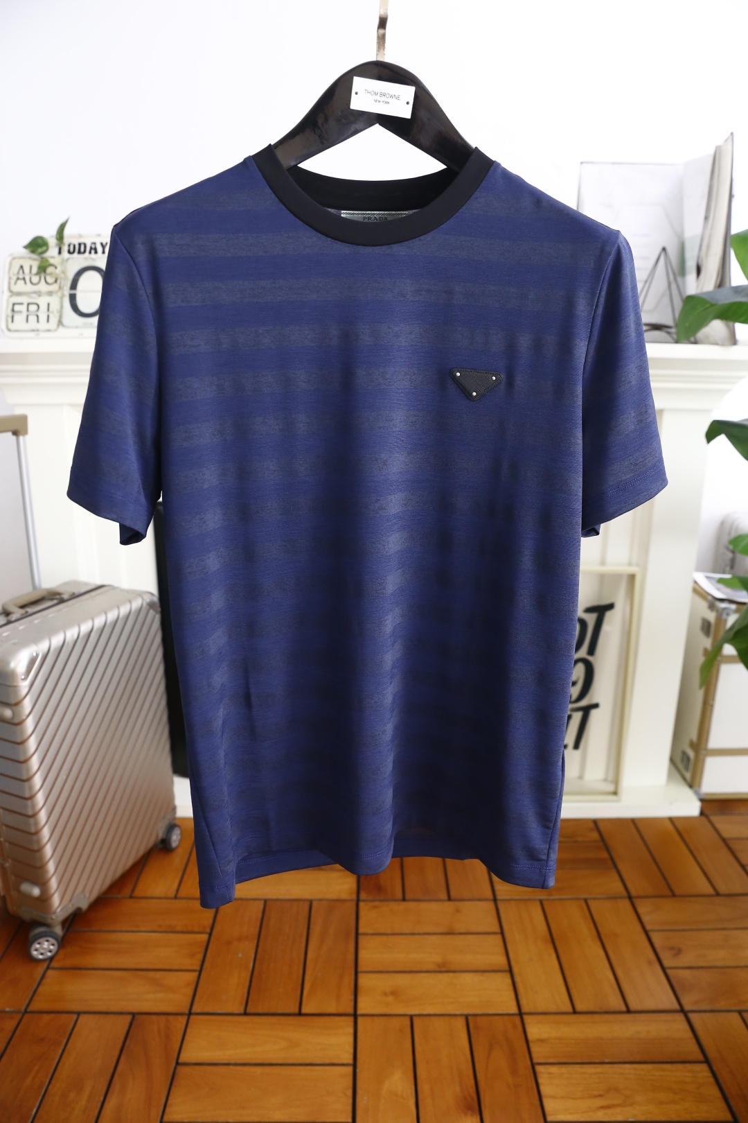 NO:492147,Pula*/Pr*da. 2025 summer new product men's round neck short sleeves, luxury brand triangle logo logo on chest, you can appreciate the youthfulness and fashion sense brought by this design!  The overall style is fashionable and trendy, using comfortable and breathable cotton fabric, soft, skin-friendly and breathable, and has a very crisp and crisp drooping feeling. The upper body is fashionable and fashionable colors, a must-have item for trendy men!  Counter size M-3XL, shipped the next day!  ,,prada,T-shirt,alexander wang19860909普拉*/Pr*da. 2025夏季新品男士圆领短袖胸前奢华品牌三角标LOGO标识标注上身就能体会这款设计带来的年轻与时尚感！整体时尚而有潮流,采用舒适透气棉面料 柔软亲肤透气 ,又有很好的挺括 垂感 上身时尚潮流色系,潮男必备单品！专柜尺码M-3XL,隔天出货！,,prada,T-shirt,alexander wang,Men's clothing