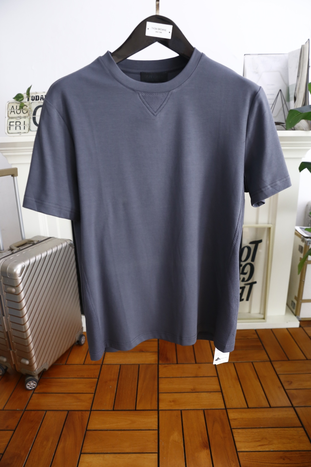 NO:492153,Baodie Home/bv. 2025 summer new product for men's round neck short sleeves with luxurious custom LOGO logo on the chest and you can appreciate the youthfulness and fashion sense brought by this design!  The overall style is fashionable and trendy, using comfortable and breathable cotton fabric, soft, skin-friendly and breathable, and has a very crisp and crisp drooping feeling. The upper body is fashionable and fashionable colors, a must-have item for trendy men!  Counter size M-3XL, shipped the next day!  ,,bottega veneta,bottega veneta,T-shirt,alexander wang19860909葆蝶家/bv. 2025夏季新品男士圆领短袖胸前奢华定制LOGO标识标注上身就能体会这款设计带来的年轻与时尚感！整体时尚而有潮流,采用舒适透气棉面料 柔软亲肤透气 ,又有很好的挺括 垂感 上身时尚潮流色系,潮男必备单品！专柜尺码M-3XL,隔天出货！,,bottega veneta,bottega veneta,T-shirt,alexander wang,Men's clothing