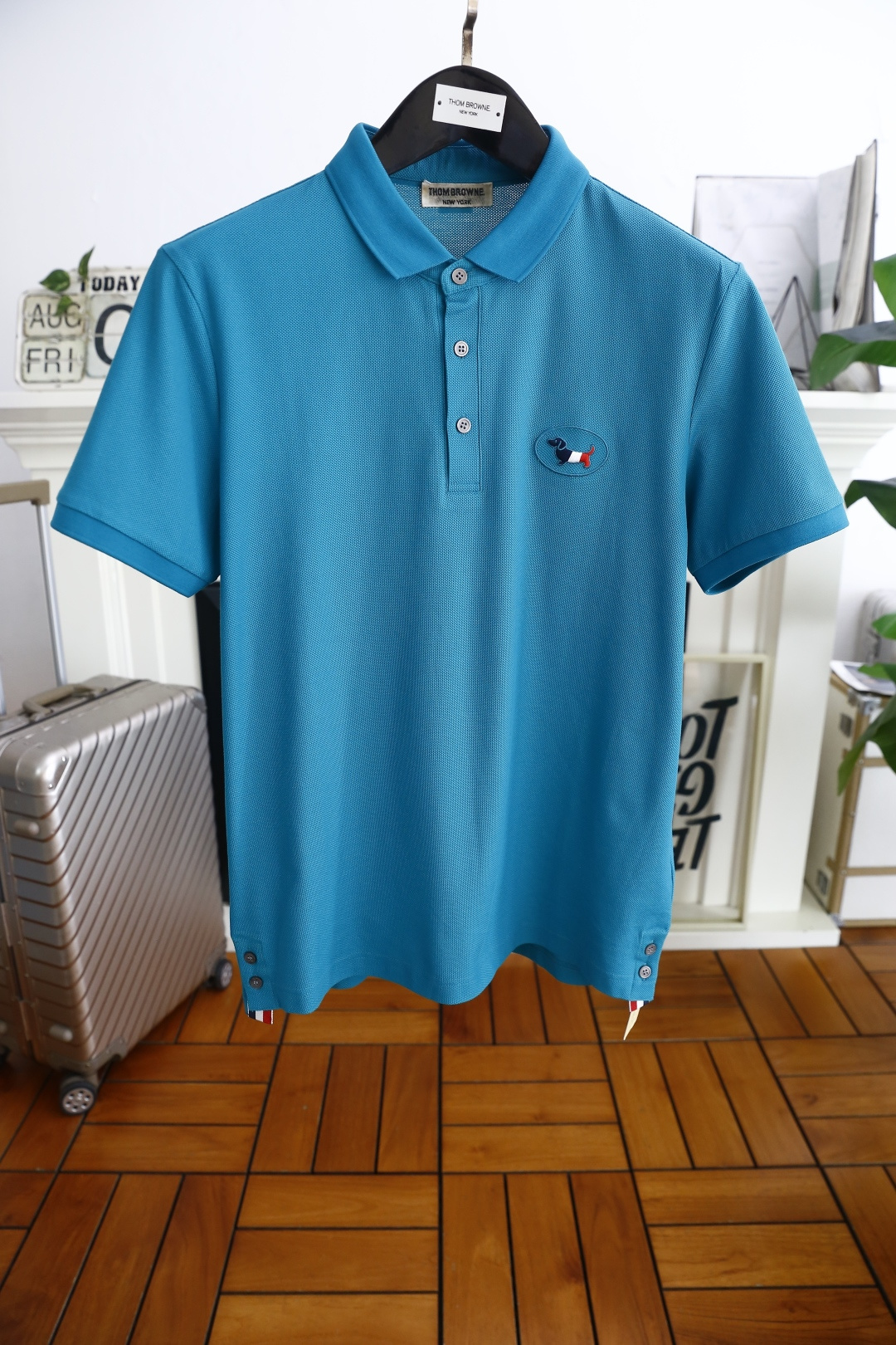 NO:492106,Tom Brown/TB. New in summer 2025!  Classic fashion lapel polo short-sleeved fashion item design, more fashionable and comfortable, high-standard customization, very stylish on the upper body, luxury brand classic custom LOGO pattern customer-supplied auxiliary materials, customer-supplied imported comfortable Judy fabric has very delicate texture, exquisite and exquisite detailing and exquisite accessories, all supplied by foreign merchants, a very high shaping item, can be matched with any fashion, the style is super good, a must-have item for trendy men!  Counter size: 48-58, shipped the next day!  ,thom browne,T-shirt,alexander wang19860909汤姆布朗/TB. 2025夏季新品！经典时尚翻领polo短袖时尚单品设计,更加时尚舒适,高标准定制,上身非常有型,奢华品牌经典定制LOGO图案 客供辅料,客供进口舒适朱迪面料质感非常细腻,细节工艺精湛考究,辅料皆为外商客供,塑造性极高的一款单品,任何时装都可以搭配,版型超级好 潮男必备单品！专柜尺码:48-58,隔天出货！,,thom browne,T-shirt,alexander wang,Men's clothing