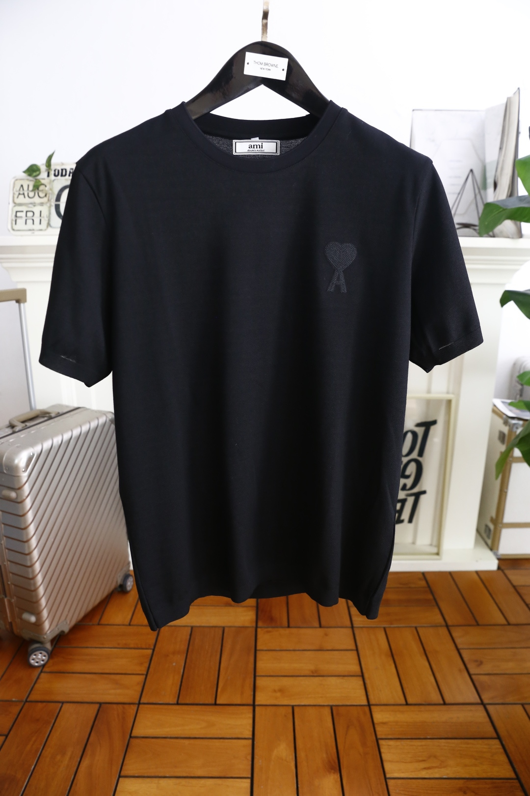 NO:492135,ami. The new summer fashion short-sleeved T-shirt is made of high-end top-grade fabrics, classic round neck, unique and cool. The luxurious classic custom logo design on the chest is versatile. Adhering to the traditional fashion charm of the big brand, the unique line design exudes a strong British style, and it is very modern and inherits the traditional concept. The precious fabric is smoother, the feel is soft, comfortable and breathable, and the high elastic and exquisite craftsmanship brings texture enjoyment. The counter size M-3XL is shipped the next day!  ,T-shirt,tees,t-shirt,alexander wang19860909ami. 25夏季新品时尚短袖T恤采用高档顶级面料 经典圆领 独特又清凉 胸前奢华经典定制logo设计百搭气质 秉承大牌的传统时尚魅力,独有的线条设计散发着浓郁的英伦风情,极具现代感亦承袭了传统理念.珍贵面料更加光滑,手感柔顺舒适透气 高弹力精湛工艺,立体剪裁风格带来质感享受.专柜尺码M-3XL,隔天出货！,,T-shirt,tees，t-shirt,alexander wang,Men's clothing