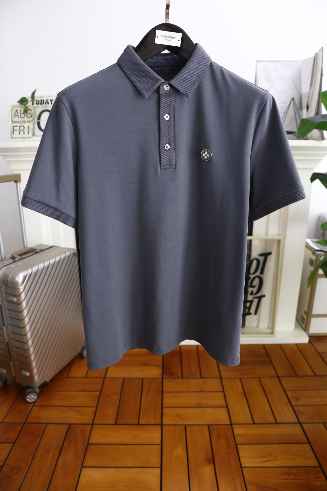 NO:492113,Louis Vuitt*n. Luxury classic LOGO design for men's lapel short-sleeved POLO shirts in 2025 summer!  Anyone can easily navigate it with high-end, top-quality, comfortable Judy cotton fabric!  It is very high-end and understandable. It must be purchased!  The style and tailoring are slim styles, which are very exquisite, showing aura and highlighting the exquisiteness of business men. This is the unique feature, just right slim fit, and the upper body effect is very good!  Counter size M-3XL, shipped the next day!  ,,louis vuitton,louis vuitton,T-shirt,alexander wang19860909路易威*/Louis Vuitt*n. 2025夏季新品男士翻领短袖POLO衫奢华经典LOGO设计！任何人都可以轻松驾驭 采用高档顶级舒适朱迪棉面料！非常显档次懂货的必须入！版型剪裁属于修身款 非常精致,显气场,又会凸显商务男士的精致,这就是独到之处,恰到好处的修身,上身效果非常赞！专柜尺码M-3XL,隔天出货！,,louis vuitton,louis vuitton,T-shirt,alexander wang,Men's clothing