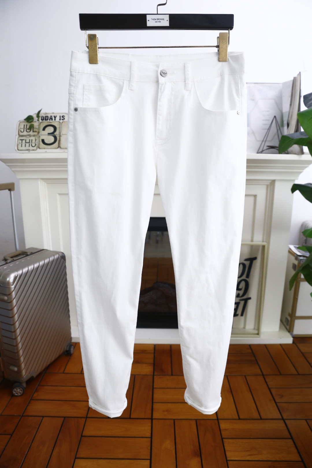 NO:492083,Ama*/Arm*ni. 25 new summer high-end men's casual pants!  Luxury classic brand LOGO accessories, hot-selling models for overseas counters, very comfortable to wear, low-key and luxurious, very classy when worn, no need to say much about the trouser style and cutting, exquisite and vivid high-end quality, top-notch materials, truly palace-grade denim selection, comfortable custom-made cotton fabric, excellent quality, heavy washing makes the pants very soft!  Not picky about people, the upper body is absolutely stylish and extremely luxurious. Counter size 28-36, 35!  Shipping the next day!  ,alexander wang19860909阿玛*/Arm*ni. 25夏季新品高端男士休闲裤！奢华经典品牌LOGO配饰 海外专柜热销款 身穿着非常舒适 低调不失奢华 穿出去非常有档次 裤型款式和裁剪亦无需多言 上身精致跃然高档一等一顶级质料 真正殿堂级的牛仔布选用 采用舒适定制棉面料,品质卓然,经过重水洗使得裤子很柔软！不挑人 上身绝对的有型 极度奢华. 专柜尺码 28-36,有35！隔天出货！,,alexander wang,Men's clothing