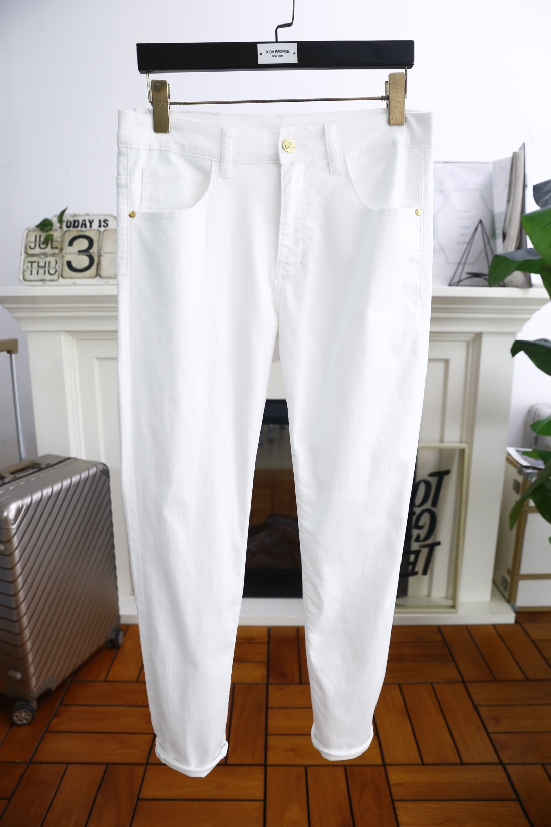 NO:492088,Gucci/Gu*ci. 25 new high-end men's casual pants in summer!  Luxury classic brand LOGO accessories, hot-selling models for overseas counters, very comfortable to wear, low-key and luxurious, very classy when worn, no need to say much about the trouser style and cutting, exquisite and vivid high-end and top-quality materials, truly palace-grade denim selection, comfortable custom-made cotton fabric, excellent quality, heavy washing makes the pants very soft!  Not picky about people, the upper body is absolutely stylish and extremely luxurious. Counter size 28-36, 35!  Shipping the next day!  ,gucci,alexander wang19860909古驰/Gu*ci. 25夏季新品高端男士休闲裤！奢华经典品牌LOGO配饰 海外专柜热销款 身穿着非常舒适 低调不失奢华 穿出去非常有档次 裤型款式和裁剪亦无需多言 上身精致跃然高档一等一顶级质料 真正殿堂级的牛仔布选用 采用舒适定制棉面料,品质卓然,经过重水洗使得裤子很柔软！不挑人 上身绝对的有型 极度奢华. 专柜尺码 28-36,有35！隔天出货！,,gucci,alexander wang,Men's clothing