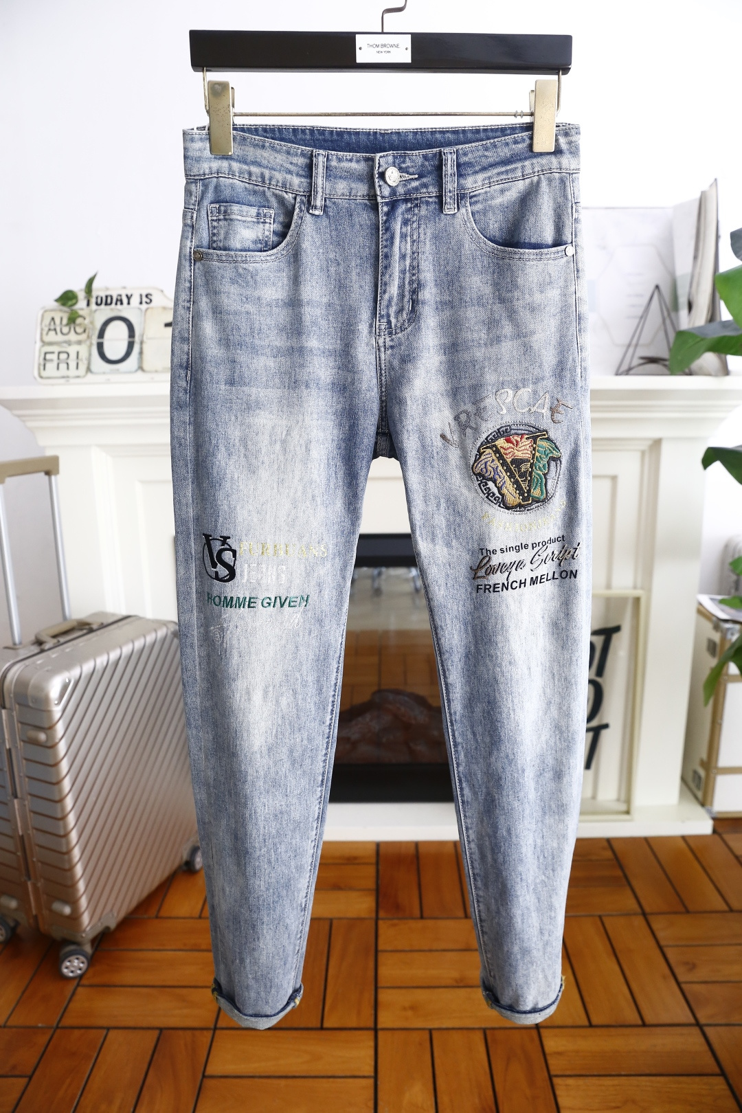 NO:492105,Van Size/Vers*ce. New products for summer 2025!  Fashionable men's summer thin jeans are made of customer-supplied wash stretch jeans!  The luxury and classic brand Medusa Logo logo highlights the brand's characteristics, and fashion trends have therefore become one of the biggest selling points and are extremely cost-effective. There is no confusion or trouble of color conflict. Such a rich high-end jeans are absolutely fashionable, casual and versatile!  A must-have for trendy men!  Counter sizes 28-36, there are 35!  Shipping the next day!  , versace, versace, jeans, alexander wang19860909范思泽/Vers*ce. 2025夏季新品！时尚男士夏季薄款牛仔裤采用客供水洗弹力牛仔裤！奢华经典品牌美杜莎Logo标志彰显品牌特征,时尚潮流因此已成为最大卖点之一而性价比又极高,没有颜色冲突的困惑或困扰,这么一款丰富内练高端牛仔裤,绝对时尚休闲百搭款！潮男必备！专柜尺码28-36,有35！隔天出货！,,versace,versace,jeans,alexander wang,Men's clothing