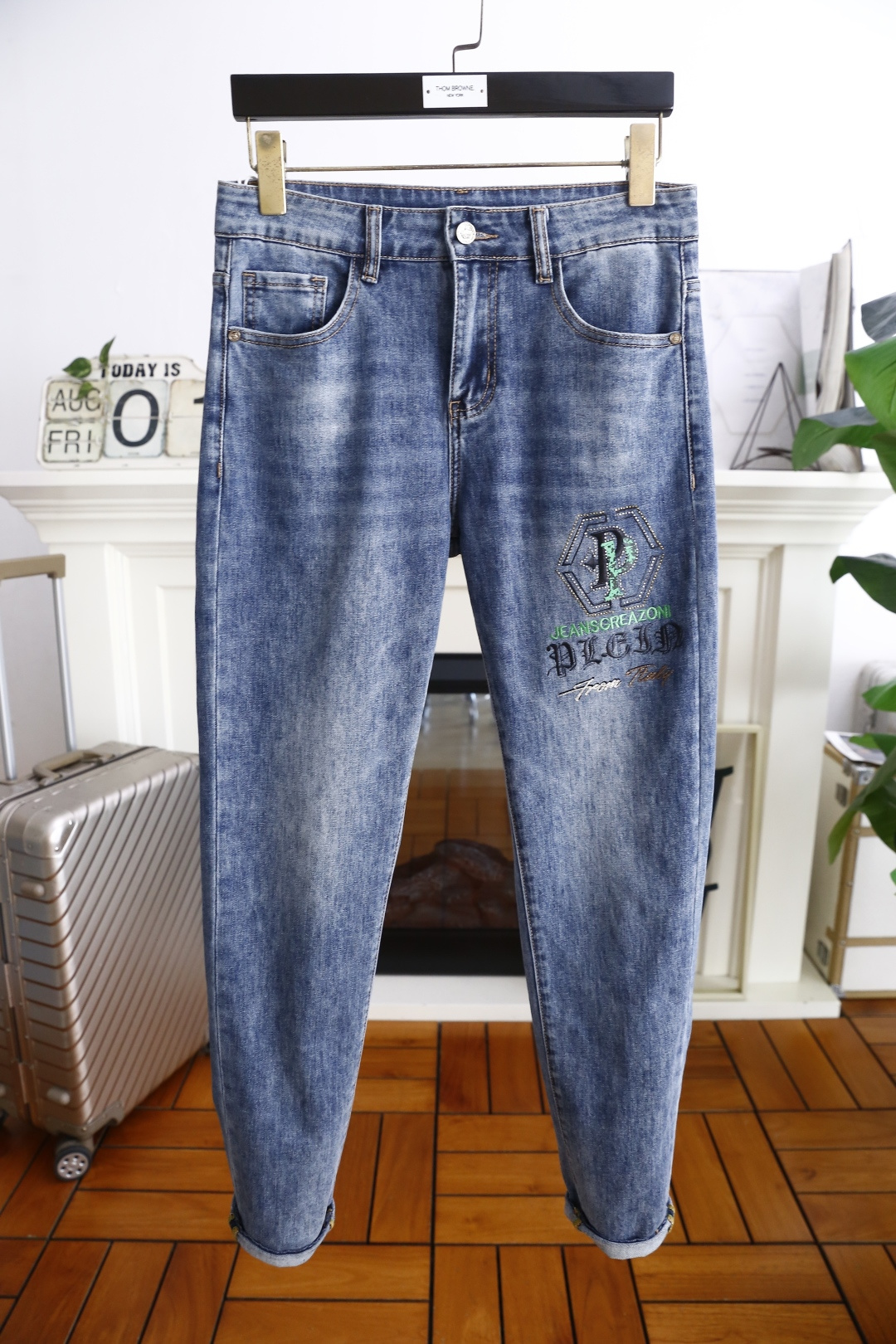 NO:492098,PP. 25 summer new product original single high-end men's jeans luxury classic brand custom LOGO accessories. Hot-selling models for overseas counters. They are very comfortable to wear, low-key and luxurious. They are very classy when worn. There is no need to say much about the trouser style and cutting. The upper body is exquisite and vivid, and the top quality is top quality. The selection of real palace-grade denim. High-end top washing denim fabric, excellent quality, and heavy washing makes the pants very soft!  Not picky about people, the upper body is absolutely stylish and extremely luxurious. Counter size 28-36, 35!  Shipping the next day!  , jeans,alexander wang19860909PP. 25夏季新品原单高端男士牛仔裤奢华经典品牌定制LOGO配饰 海外专柜热销款 身穿着非常舒适 低调不失奢华 穿出去非常有档次 裤型款式和裁剪亦无需多言 上身精致跃然高档一等一顶级质料 真正殿堂级的牛仔布选用 高档顶级洗水牛仔面料,品质卓然,经过重水洗使得裤子很柔软！不挑人 上身绝对的有型 极度奢华. 专柜尺码 28-36,有35！隔天出货！,,jeans,alexander wang,Men's clothing