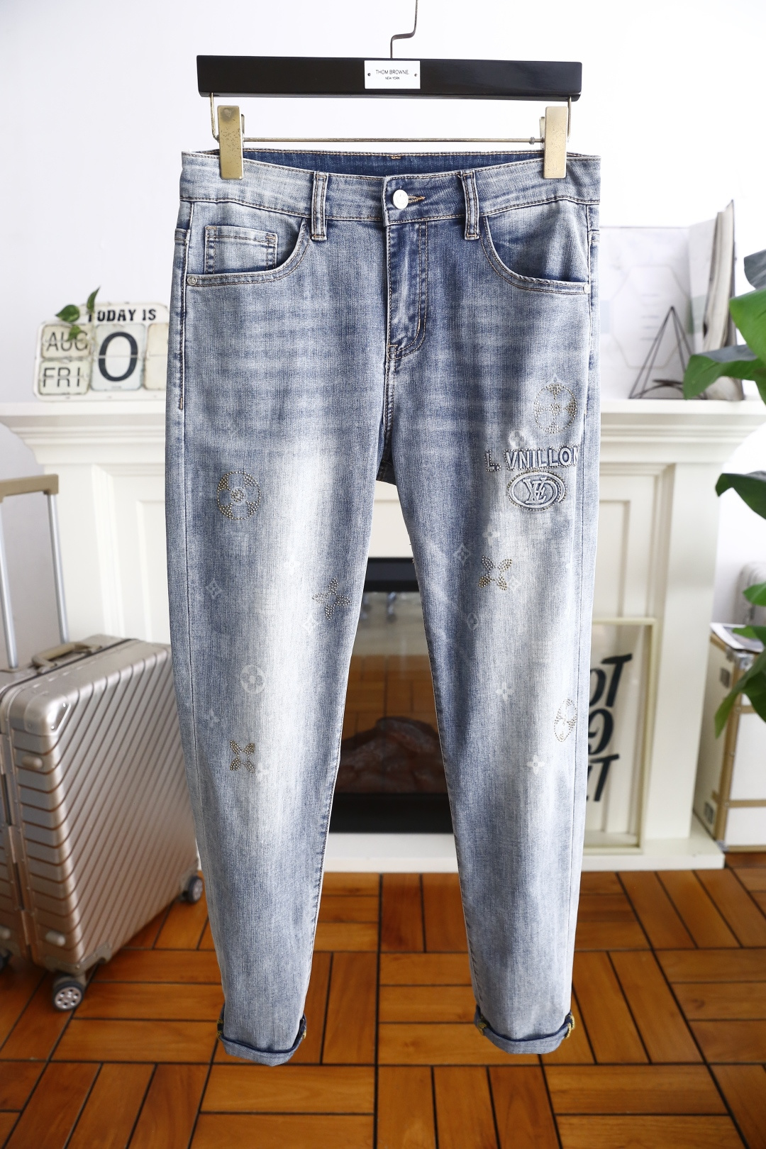 NO:492112,Louis Vuit*/Louis Vuit*on. New products for summer 2025!  Fashionable men's summer thin jeans are made of customer-supplied wash stretch jeans!  The luxury classic brand letter logo highlights the brand characteristics, and fashion trends have therefore become one of the biggest selling points and are extremely cost-effective. There is no confusion or trouble of color conflict. Such a rich high-end jeans are absolutely fashionable, casual and versatile!  A must-have for trendy men!  Counter sizes 28-36, there are 35!  Shipping the next day!  ,,louis vuitton,louis vuitton,jeans,alexander wang19860909路易威*/Louis Vuit*on. 2025夏季新品！时尚男士夏季薄款牛仔裤采用客供水洗弹力牛仔裤！奢华经典品牌字母Logo标志彰显品牌特征,时尚潮流因此已成为最大卖点之一而性价比又极高,没有颜色冲突的困惑或困扰,这么一款丰富内练高端牛仔裤,绝对时尚休闲百搭款！潮男必备！专柜尺码28-36,有35！隔天出货！,,louis vuitton,louis vuitton,jeans,alexander wang,Men's clothing