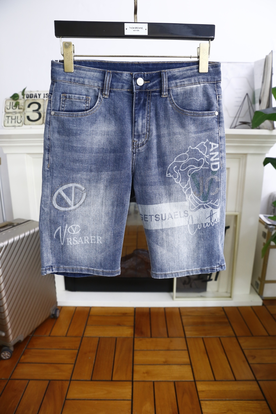 NO:492117,Van Sizer/Vers*ce. 25 new summer style men's casual 5-point jeans!  Luxury classic brand Medusa logo paired!  Guest-supplied comfortable washing cowboy fabric!  The upper body is versatile and comfortable, very elastic, skin-friendly, breathable, crisp and stylish, full-quality order, highly recommended one!  A must-have for trendy men in summer!  Size 28-36, there are 35!  Shipping the next day!  , versace, versace, jeans, alexander wang19860909范思泽/Vers*ce. 25夏季新款男士休闲五分牛仔裤！奢华经典品牌美杜莎LOGO搭配！客供舒适洗水牛仔面料！上身百搭舒适感极佳微弹力 亲肤 透气 上身挺括有型 全品相订单 强烈推荐的一款！潮男夏季必入手款！尺码28-36,有35！隔天出货！,,versace,versace,jeans,alexander wang,Men's clothing