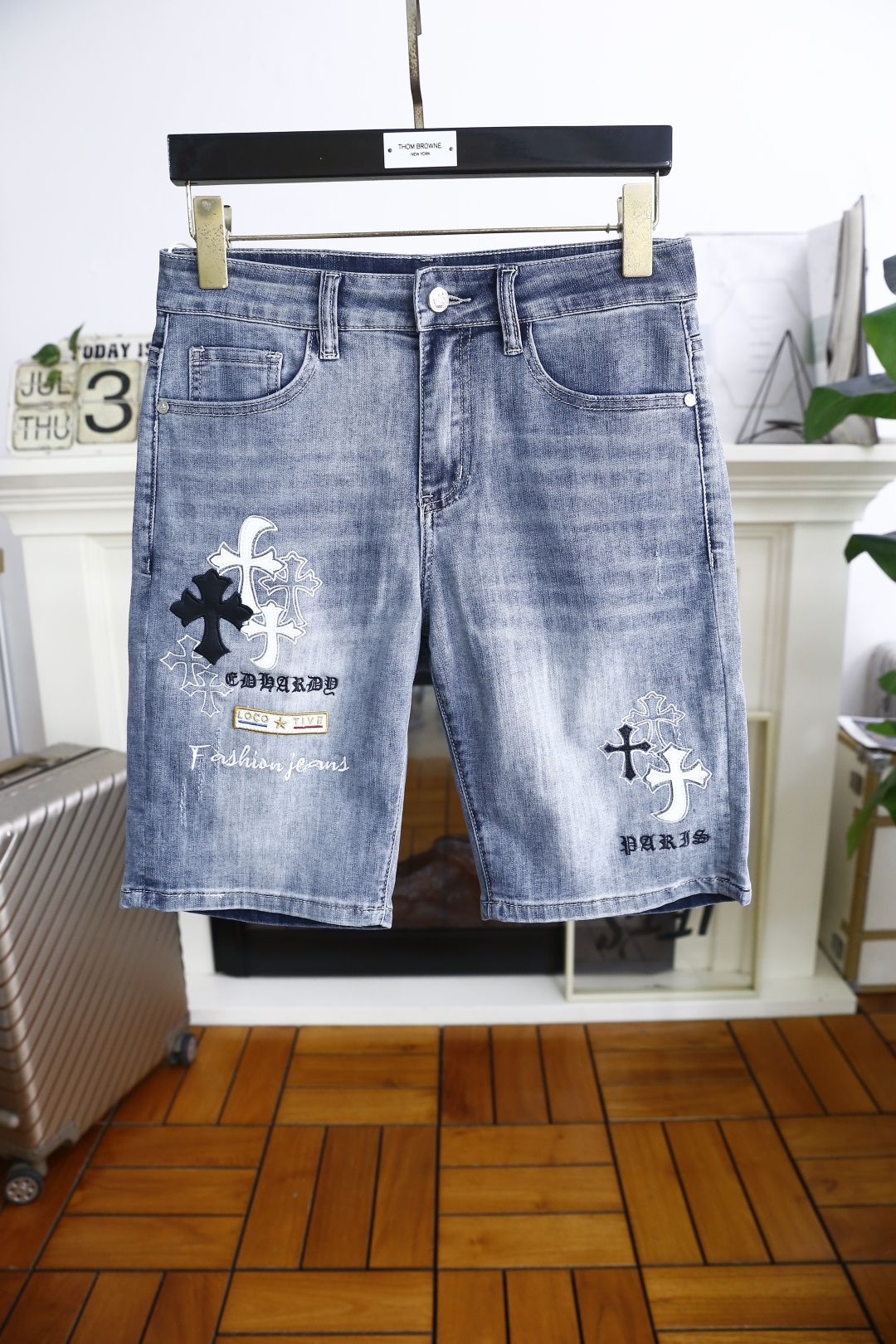 NO:492123,Croxin. 25 summer new style fashionable men's casual centre jeans!  Luxury classic brand customized LOGO matching!  Guest-supplied comfortable washing cowboy fabric!  The upper body is versatile and comfortable, very elastic, skin-friendly, breathable, crisp and stylish, full-quality order, highly recommended one!  A must-have for trendy men in summer!  Size 28-36, there are 35!  Shipping the next day!  , chrome hearts, jeans,alexander wang19860909克罗心. 25夏季新款时尚男士休闲五分牛仔裤！奢华经典品牌定制LOGO搭配！客供舒适洗水牛仔面料！上身百搭舒适感极佳微弹力 亲肤 透气 上身挺括有型 全品相订单 强烈推荐的一款！潮男夏季必入手款！尺码28-36,有35！隔天出货！,,chrome hearts,jeans,alexander wang,Men's clothing