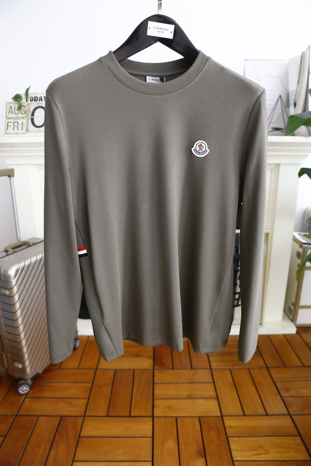 NO:492118,Mon*ler. New men's base long-sleeved shirt for early autumn!  Classic round neck design!  The original LOGO on the chest is matched with comfortable, soft and warm fabric!  Excellent skin-friendly and exquisite craftsmanship, smooth lines, perfect match!  Easy to upgrade the sense of fashion, with high recognition, excellent upper body effect, extremely exquisite workmanship, neat and meticulous routes, and can be matched for business or daily leisure!  Complete three standards!  Counter size M-3XL, shipped the next day!  ,Moncler,alexander wang19860909蒙口/Mon*ler. 早秋新品男士打底长袖衫！经典圆领设计！胸前品牌原版LOGO搭配采用舒适柔软保暖面料！亲肤性极佳工艺精湛,线条流畅,完美搭配！轻松将时髦感进阶,有着高强辨识度,上身效果超赞,做工极为考究严谨,走线工整细致,商务抑或日常休闲均可搭配！三标齐全！专柜尺码 M-3XL,隔天出货！,,Moncler,alexander wang,Men's clothing