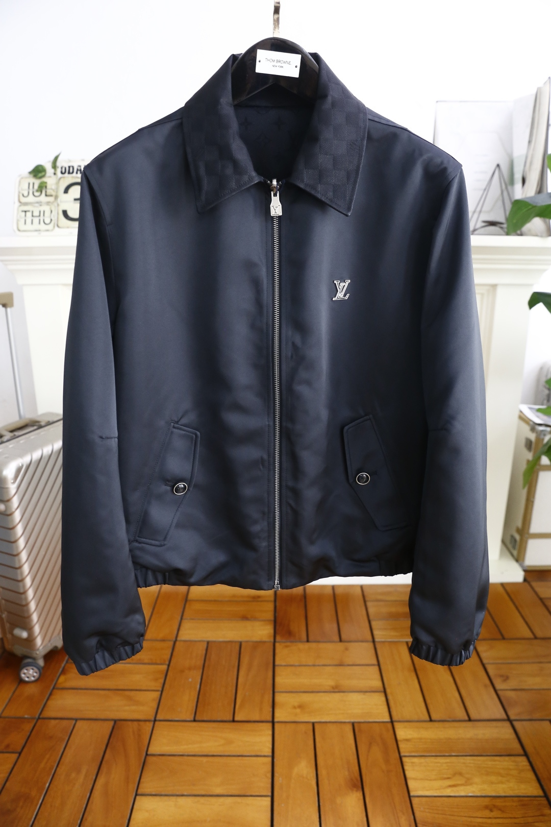 NO:492124,Louis Vuitt*n. New in early autumn!  Classic lapel jackets are worn on both sides with high-end top-notch fabrics!  The original LOGO design of the top fashion brand is made of original hardware and accessories, with smooth lines and exquisite craftsmanship, excellent upper body style, comfortable fabric, windproof and warm, and casual matching is very fashionable, handsome, casual and fashionable men's must-have!  Counter size 48-56, shipped the next day!  ,,louis vuitton,louis vuitton,jackets & coats,alexander wang19860909路易威*/Louis Vuitt*n. 早秋新品！经典翻领夹克双面可穿采用高端顶级面料！顶级时尚大牌原版LOGO设计,采用原版五金辅料,线条流畅,工艺精致,上身版型超赞,面料舒适,挡风保暖,随意搭配都非常时尚帅气休闲时尚男仕必备款哦！专柜尺码48-56,隔天出货！,,louis vuitton,louis vuitton,jackets & coats,alexander wang,Men's clothing