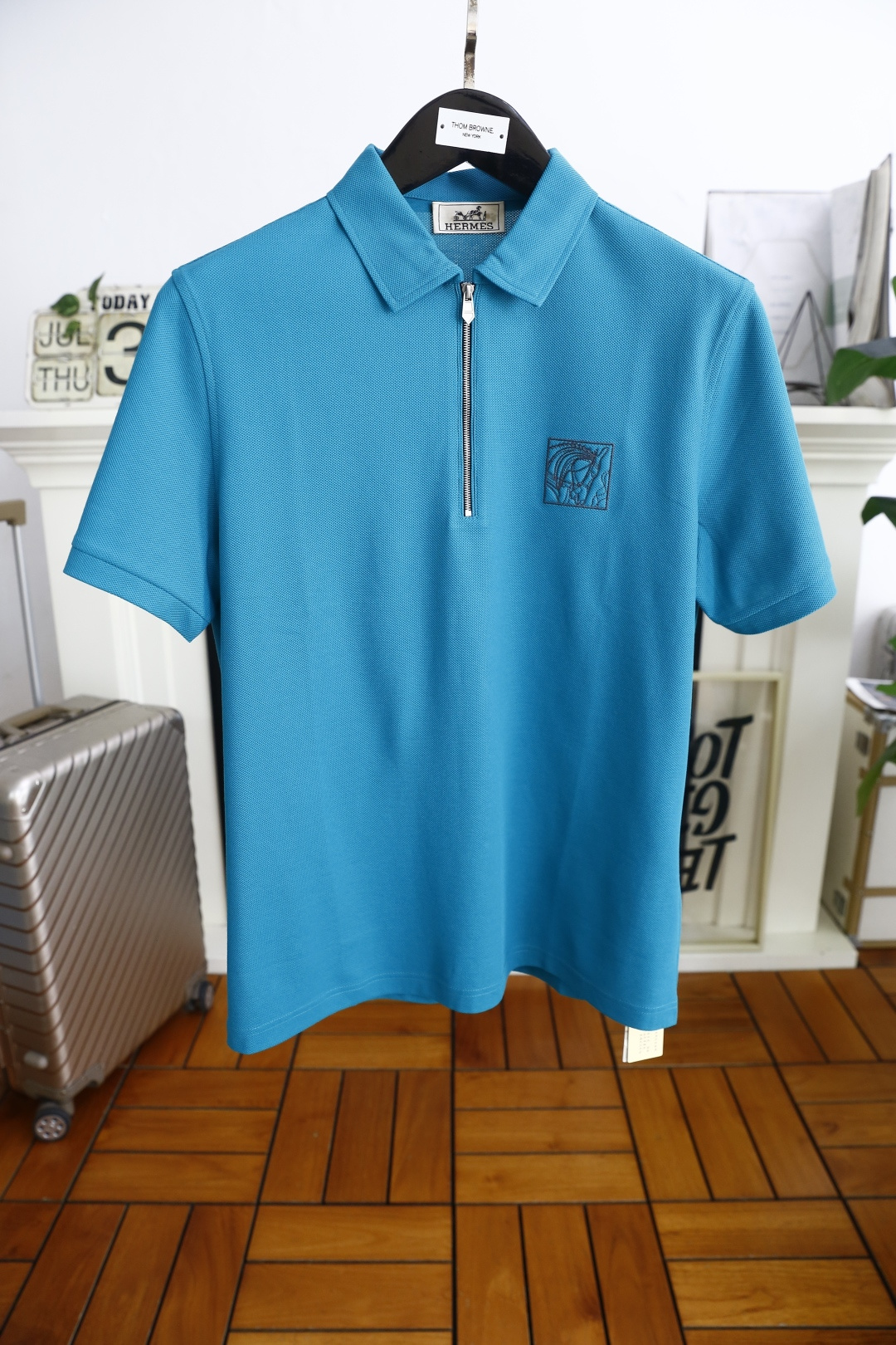 NO:492129,Aima*/Her*es. 2025 summer new product classic fashionable zipper POLO shirt!  Fashionable item design!  Classic brand logo design on chest!  The imported high-end and comfortable Judy cotton fabric is very delicate in texture, exquisite and exquisite in detail, and the auxiliary materials are all supplied by foreign merchants. It is a very shaping item. It can be matched with any fashion. The style is super good. A must-have item for trendy men. Counter size: M-3XL, shipped the next day!  , hermes,alexander wang19860909爱马*/Her*es. 2025夏季新品经典时尚拉链POLO衫！时尚单品设计！胸前经典品牌LOGO设计！采用进口高档舒适朱迪棉面料质感非常细腻,细节工艺精湛考究,辅料皆为外商客供,塑造性极高的一款单品,任何时装都可以搭配,版型超级好 潮男必备单品 专柜尺码:M-3XL,隔天出货！,,hermes,alexander wang,Men's clothing