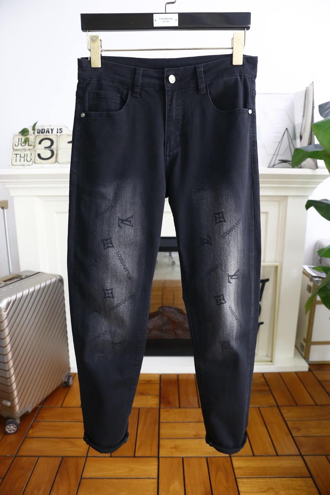 NO:492154,Louis Viet*/LV. 2025 summer new product original single high-end men's dark versatile jeans!  Luxury classic brand letter LOGO accessories. It is very comfortable to wear, low-key and luxurious, and it is very classy when worn. There is no need to say much about the style and cutting of the pants. The upper body is exquisite and vivid, and the top quality is top-quality. The selection of truly palace-grade denim. High-end top-washed denim fabric is of excellent quality. It has made the pants very soft after heavy washing!  Not picky about people, the upper body is absolutely stylish and extremely luxurious. Counter size 28-36, 35!  Shipping the next day!  ,,louis vuitton,louis vuitton,jeans,alexander wang19860909路易威*/LV. 2025夏季新品原单高端男士深色百搭牛仔裤！奢华经典品牌字母LOGO配饰 身穿着非常舒适 低调不失奢华 穿出去非常有档次 裤型款式和裁剪亦无需多言 上身精致跃然高档一等一顶级质料 真正殿堂级的牛仔布选用 高档顶级洗水牛仔面料,品质卓然,经过重水洗使得裤子很柔软！不挑人 上身绝对的有型 极度奢华. 专柜尺码 28-36,有35！隔天出货！,,louis vuitton,louis vuitton,jeans,alexander wang,Men's clothing