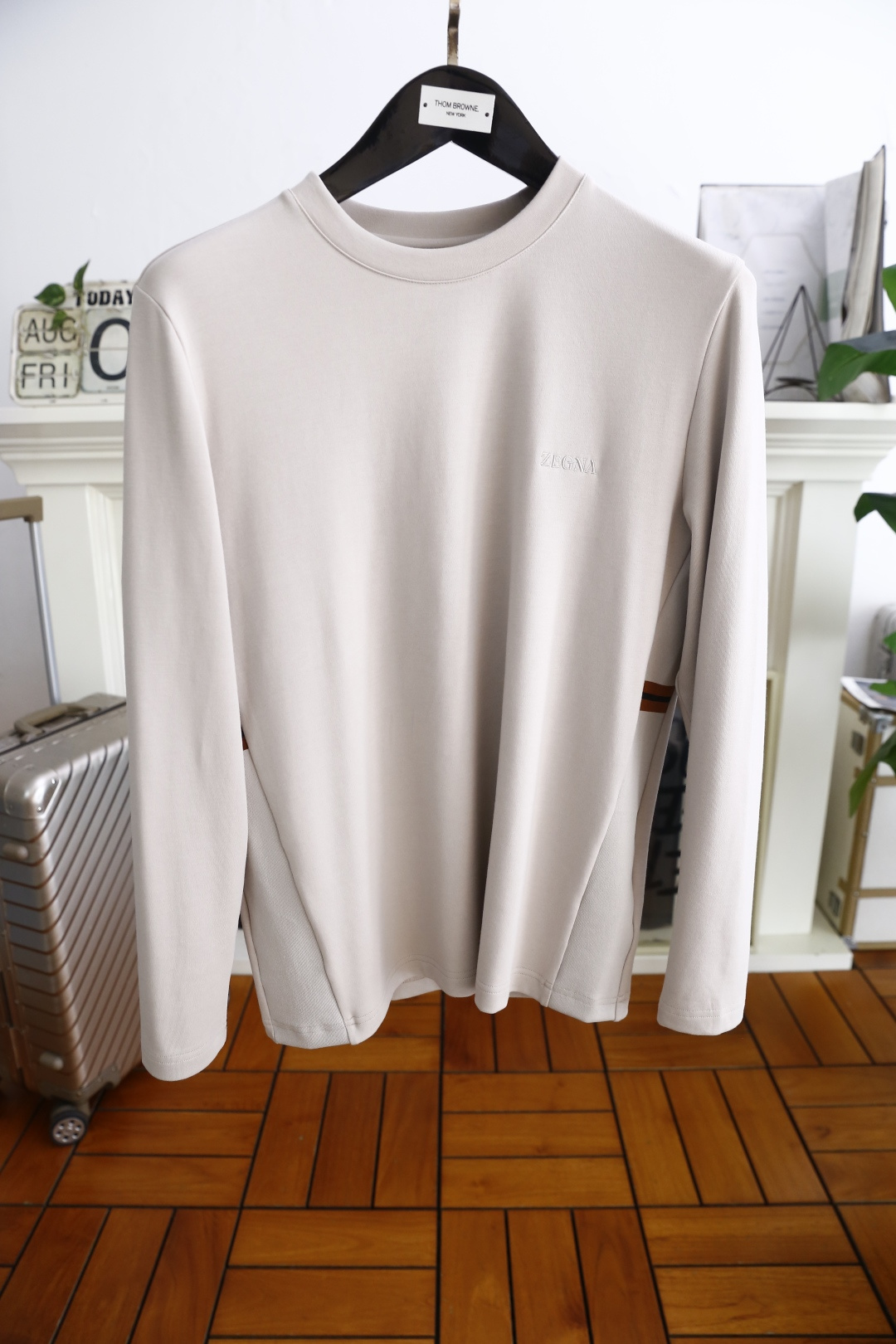 NO:492125,Jeni*/Ze*na. New men's base long-sleeved shirt for early autumn!  Classic round neck design!  The original letter LOGO of the luxury classic brand is made of Xinjiang long velvet cotton, the fabric is delicate, soft and comfortable on the upper body!  Simple yet stylish and exquisite craftsmanship, smooth lines, perfect match!  Easy to upgrade the sense of fashion, with high recognition, excellent upper body effect, extremely exquisite workmanship, neat and meticulous routes, and can be matched for business or daily leisure!  Complete three standards!  Counter size M-3XL, shipped the next day!  ,zegna,alexander wang19860909杰尼*/Ze*na. 早秋新品男士打底长袖衫！经典圆领设计！奢华经典品牌原版字母LOGO搭配面料采用新疆长绒棉 面料细腻柔软上身舒适！简约中又不失时尚工艺精湛,线条流畅,完美搭配！轻松将时髦感进阶,有着高强辨识度,上身效果超赞,做工极为考究严谨,走线工整细致,商务抑或日常休闲均可搭配！三标齐全！专柜尺码 M-3XL,隔天出货！,,zegna,alexander wang,Men's clothing