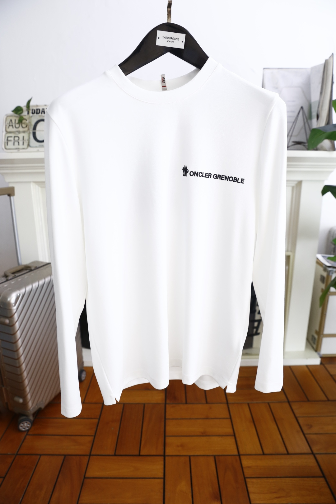 NO:492119,Mon*ler. New men's base long-sleeved shirt for early autumn!  Classic round neck design!  The original LOGO fabric of luxury classic brand is made of Xinjiang long velvet cotton. The fabric is delicate, soft and comfortable on the upper body. Small embellishments on the sides are simple, medium and fashionable without losing the exquisite craftsmanship, smooth lines, perfect match!  Easy to upgrade the sense of fashion, with high recognition, excellent upper body effect, extremely exquisite workmanship, neat and meticulous routes, and can be matched for business or daily leisure!  Complete three standards!  Counter size M-3XL, shipped the next day!  ,Moncler,alexander wang19860909蒙口/Mon*ler. 早秋新品男士打底长袖衫！经典圆领设计！奢华经典品牌原版LOGO搭配面料采用新疆长绒棉 面料细腻柔软上身舒适 侧边拼接小点缀,简约中又不失时尚工艺精湛,线条流畅,完美搭配！轻松将时髦感进阶,有着高强辨识度,上身效果超赞,做工极为考究严谨,走线工整细致,商务抑或日常休闲均可搭配！三标齐全！专柜尺码 M-3XL,隔天出货！,,Moncler,alexander wang,Men's clothing