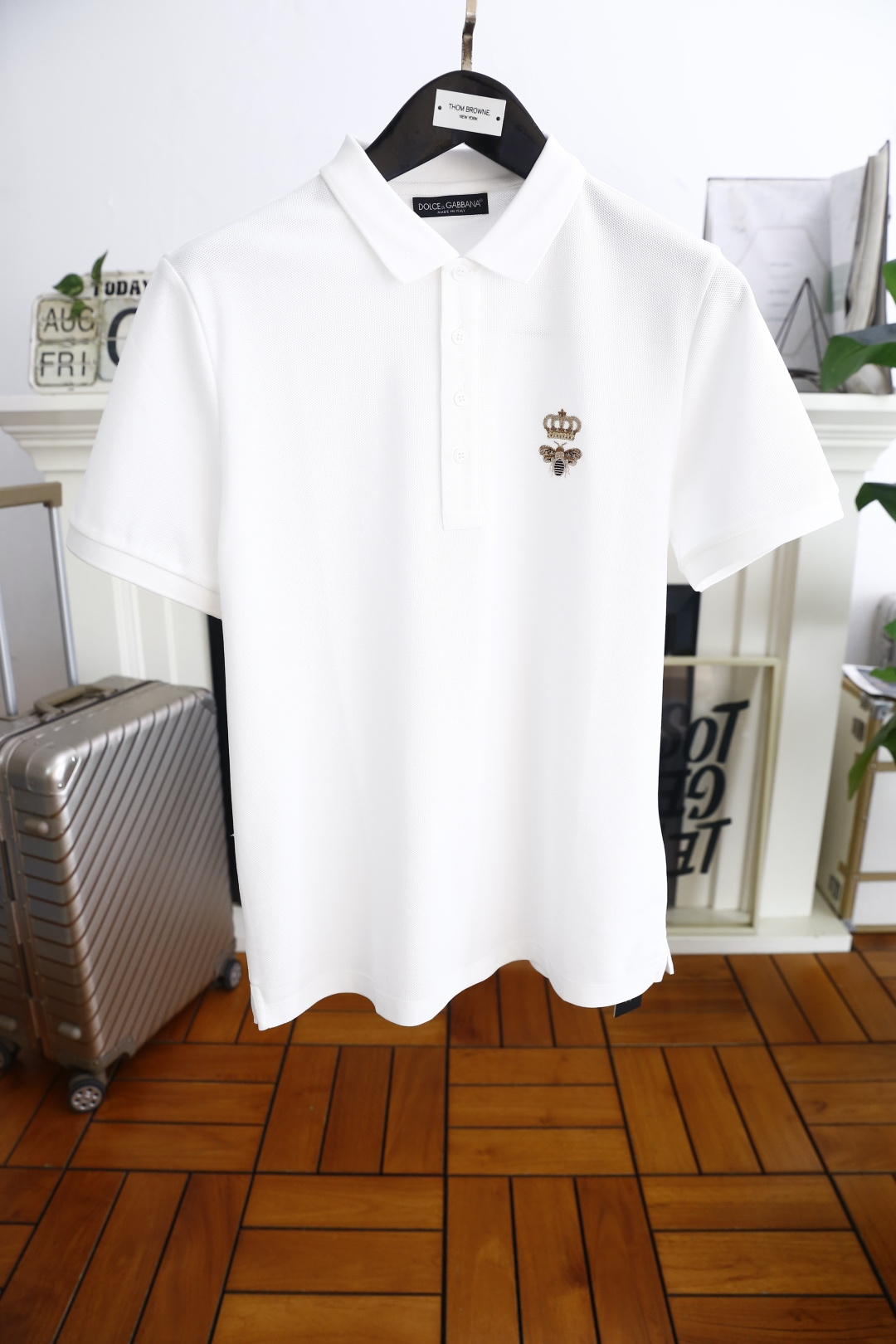 NO:492155,Dolce & Gabbana. 2025 summer new product men's lapel short-sleeved POLO shirt luxury classic LOGO design!  Anyone can easily navigate it with high-end, top-quality, comfortable Judy cotton fabric!  It is very high-end and understandable. It must be purchased!  The style and tailoring are slim styles, which are very exquisite, showing aura and highlighting the exquisiteness of business men. This is the unique feature, just right slim fit, and the upper body effect is very good!  Counter size M-3XL, shipped the next day!  ,Dolce & Gabbana,T-shirt,alexander wang19860909杜嘉班纳. 2025夏季新品男士翻领短袖POLO衫奢华经典LOGO设计！任何人都可以轻松驾驭 采用高档顶级舒适朱迪棉面料！非常显档次懂货的必须入！版型剪裁属于修身款 非常精致,显气场,又会凸显商务男士的精致,这就是独到之处,恰到好处的修身,上身效果非常赞！专柜尺码M-3XL,隔天出货！,,Dolce&Gabbana,T-shirt,alexander wang,Men's clothing