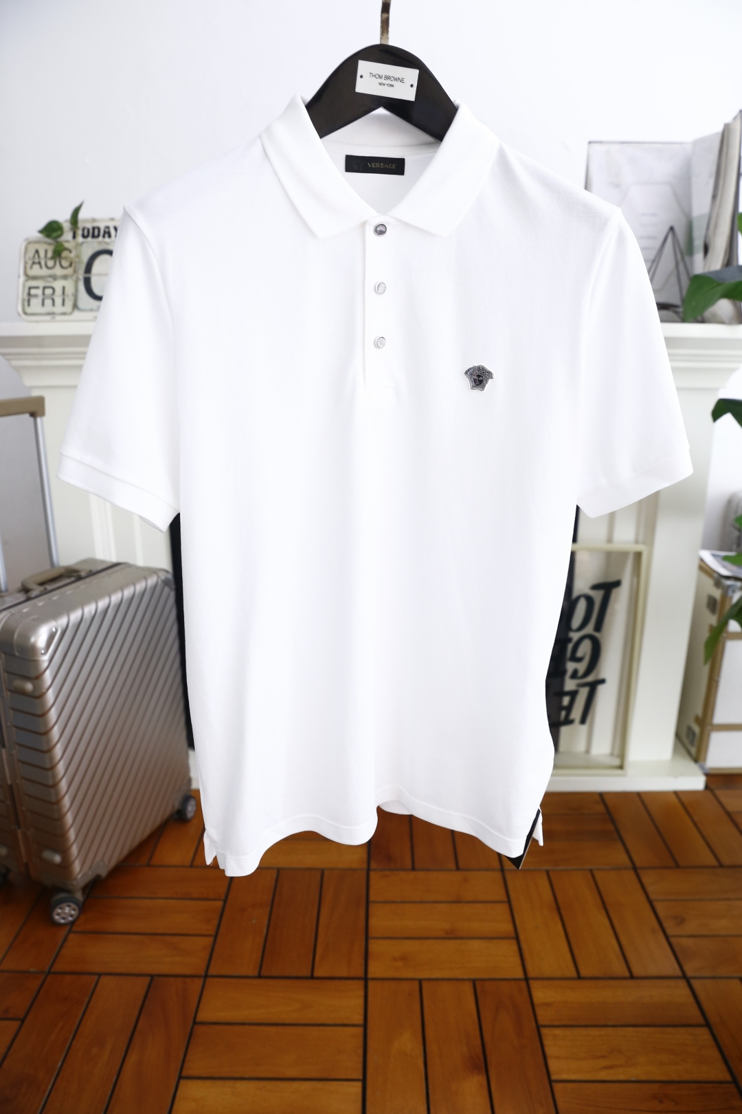 NO:492159,Van Size/Vers*ce. 25 new summer products!  Fashionable men's lapel POLO shirt classic and versatile style!  The chest brand Medusa logo paired!  It is made of fine Judy cotton fabric, which is soft and comfortable!  The style and tailoring are slim styles, which are very exquisite, showing aura and highlighting the exquisiteness of business men. This is the unique feature, the right slim fit, and the upper body effect is very good!  Counter size 48-56, shipped the next day!  , versace, versace, alexander wang19860909范思泽/Vers*ce. 25夏季新品！时尚男款翻领POLO衫经典百搭款式！胸前品牌美杜莎LOGO搭配！采用加细朱迪棉面料柔软舒适极佳！版型剪裁属于修身款 非常精致,显气场,又会凸显商务男士的精致,这就是独到之处,恰到好处的修身,上身效果非常赞！专柜尺码48-56,隔天出货！,,versace,versace,alexander wang,Men's clothing