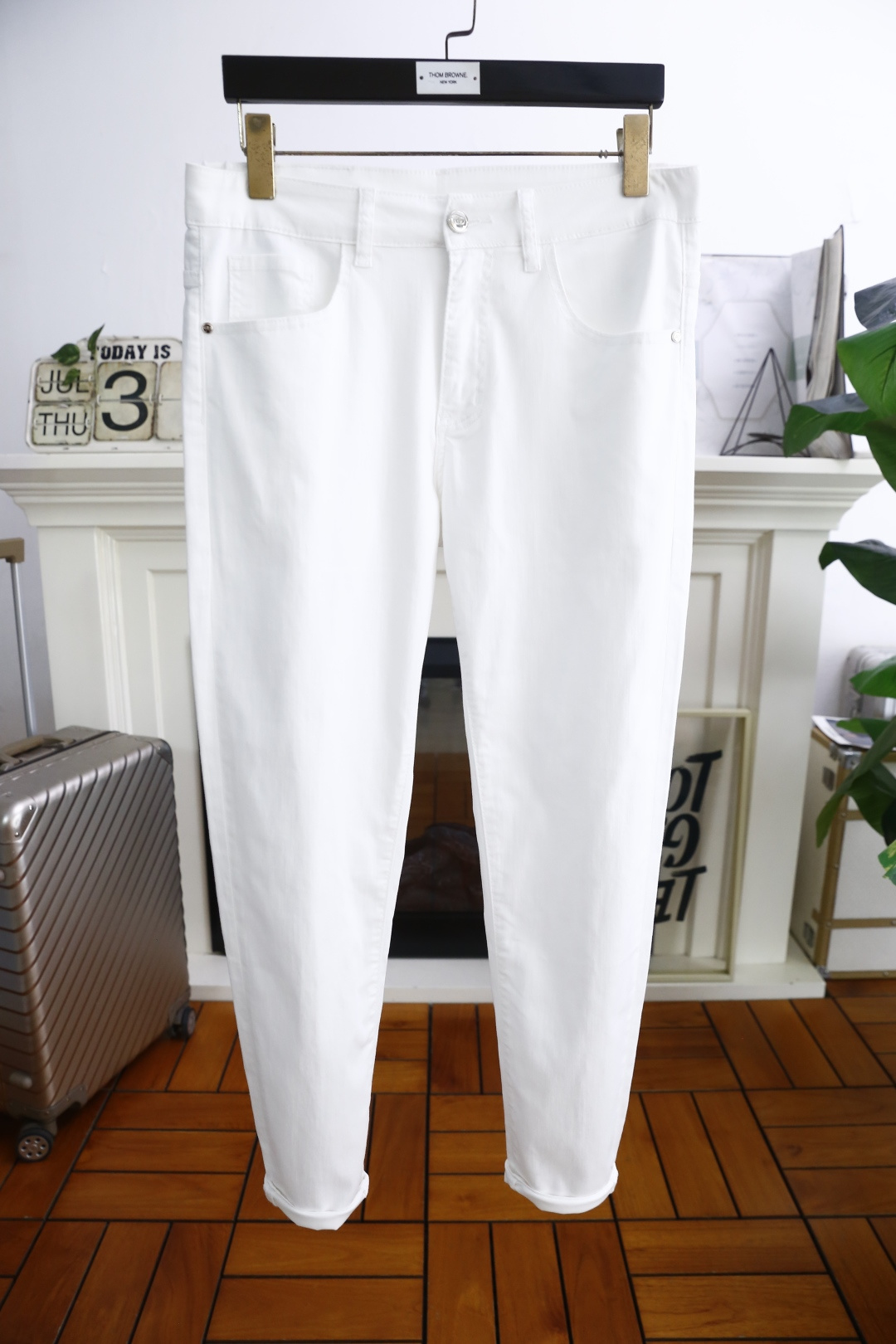 NO:492107,Gucci/Gu*ci. 25 new high-end men's casual pants in summer!  Luxury classic brand customized LOGO accessories, popular overseas counters, very comfortable to wear, low-key and luxurious, very classy when worn, no need to say much about the trouser style and cutting, exquisite and vivid high-end quality, top quality, truly palace-grade denim selection, comfortable custom cotton fabric, excellent quality, heavy washing makes the pants very soft!  Not picky about people, the upper body is absolutely stylish and extremely luxurious. Counter size 28-36, 35!  Shipping the next day!  ,gucci,alexander wang19860909古驰/Gu*ci. 25夏季新品高端男士休闲裤！奢华经典品牌定制LOGO配饰 海外专柜热销款 身穿着非常舒适 低调不失奢华 穿出去非常有档次 裤型款式和裁剪亦无需多言 上身精致跃然高档一等一顶级质料 真正殿堂级的牛仔布选用 采用舒适定制棉面料,品质卓然,经过重水洗使得裤子很柔软！不挑人 上身绝对的有型 极度奢华. 专柜尺码 28-36,有35！隔天出货！,,gucci,alexander wang,Men's clothing