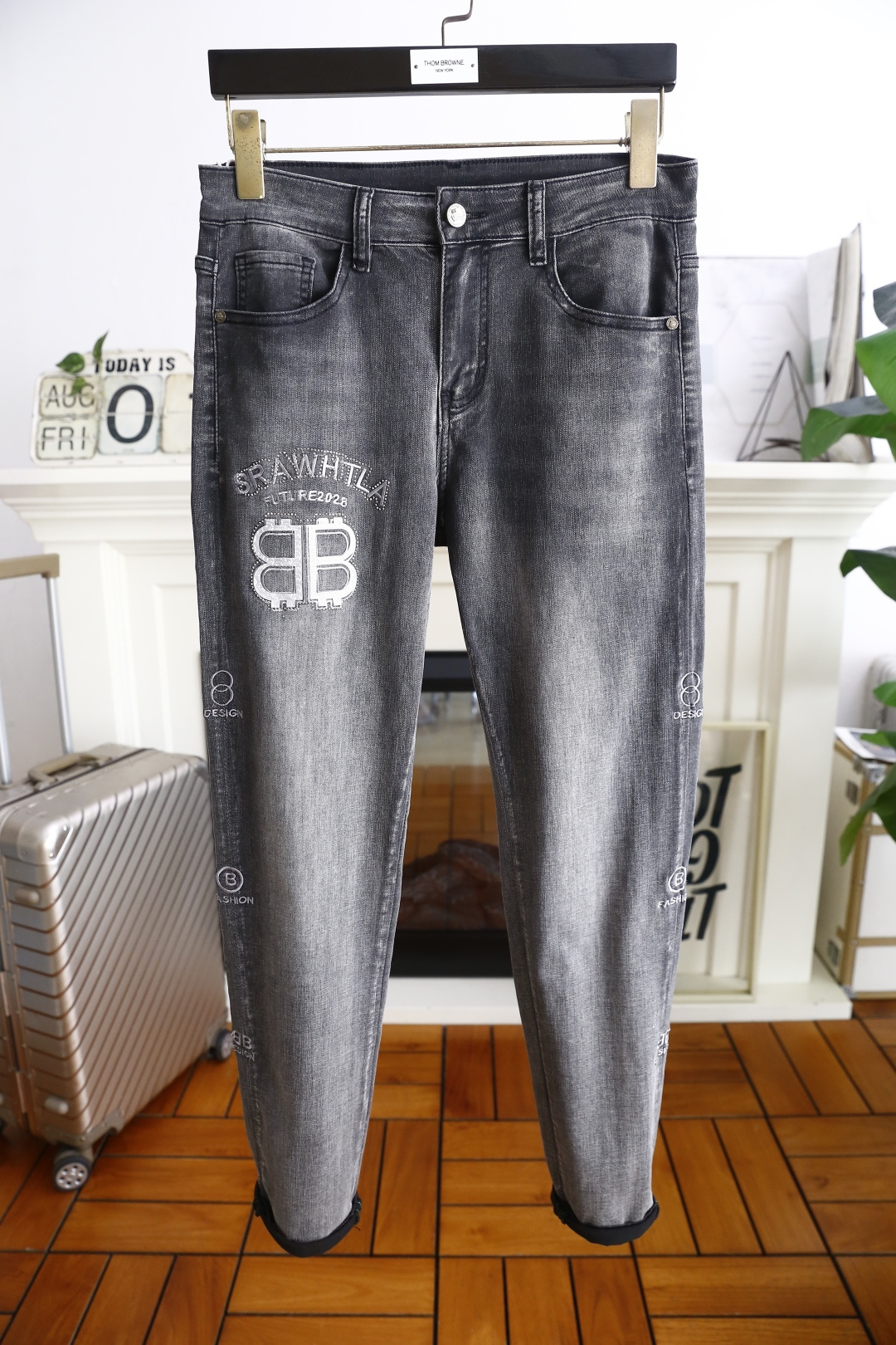 NO:492100,Balenciaga. New products for summer 2025!  Fashionable men's summer thin jeans are made of customer-supplied wash stretch jeans!  The luxury classic brand customized Medusa logo highlights the brand's characteristics, and fashion trends have therefore become one of the biggest selling points and are extremely cost-effective. There is no confusion or trouble of color conflict. Such a rich high-end jeans are absolutely fashionable, casual and versatile!  A must-have for trendy men!  Counter sizes 28-36, there are 35!  Shipping the next day!  ,balenciaga,jeans,alexander wang19860909巴黎世家. 2025夏季新品！时尚男士夏季薄款牛仔裤采用客供水洗弹力牛仔裤！奢华经典品牌定制美杜莎Logo标志彰显品牌特征,时尚潮流因此已成为最大卖点之一而性价比又极高,没有颜色冲突的困惑或困扰,这么一款丰富内练高端牛仔裤,绝对时尚休闲百搭款！潮男必备！专柜尺码28-36,有35！隔天出货！,,balenciaga,jeans,alexander wang,Men's clothing