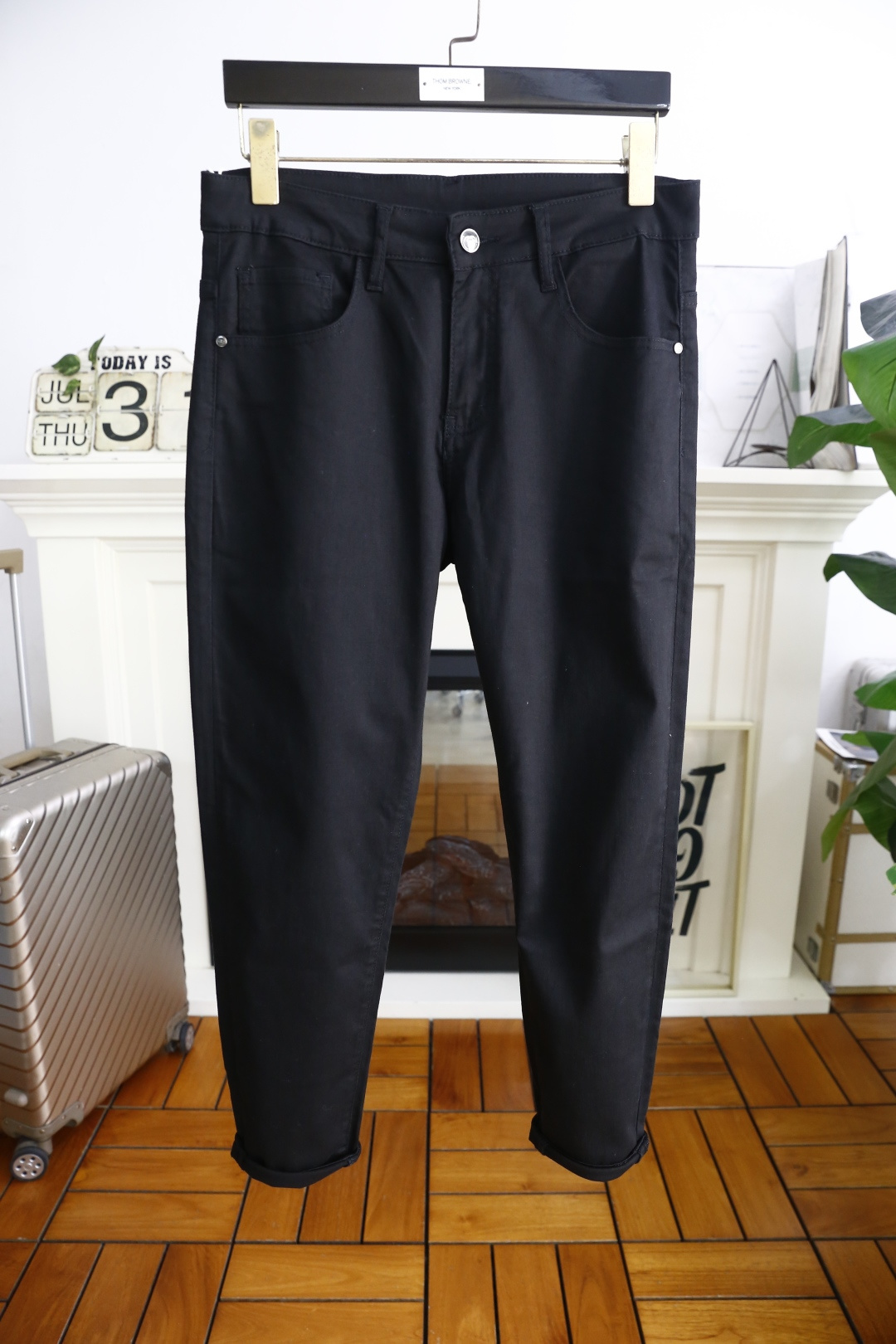 NO:492148,Dior/Christian Di*r. 25 new high-end men's casual pants for summer!  Luxury classic brand LOGO accessories, hot-selling models for overseas counters, very comfortable to wear, low-key and luxurious, very classy when worn, no need to say much about the trouser style and cutting, exquisite and vivid high-end and top-quality materials, truly palace-grade denim selection, comfortable custom-made cotton fabric, excellent quality, heavy washing makes the pants very soft!  Not picky about people, the upper body is absolutely stylish and extremely luxurious. Counter size 28-36, 35!  Shipping the next day!  ,dior,alexander wang19860909迪奥/Christian Di*r. 25夏季新品高端男士休闲裤！奢华经典品牌LOGO配饰 海外专柜热销款 身穿着非常舒适 低调不失奢华 穿出去非常有档次 裤型款式和裁剪亦无需多言 上身精致跃然高档一等一顶级质料 真正殿堂级的牛仔布选用 采用舒适定制棉面料,品质卓然,经过重水洗使得裤子很柔软！不挑人 上身绝对的有型 极度奢华. 专柜尺码 28-36,有35！隔天出货！,,dior,alexander wang,Men's clothing