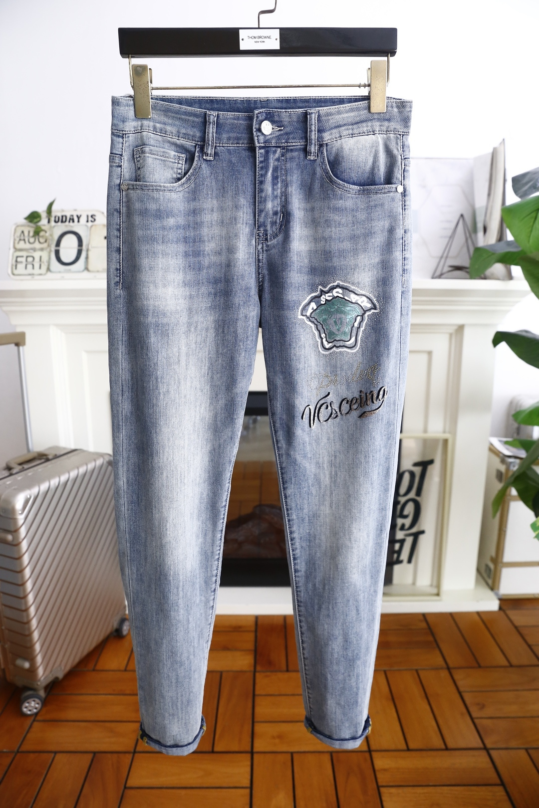 NO:492130,Van Size/Vers*ce. New products for summer 2025!  Fashionable men's summer thin jeans are made of customer-supplied wash stretch jeans!  The luxury and classic brand Medusa Logo logo highlights the brand's characteristics, and fashion trends have therefore become one of the biggest selling points and are extremely cost-effective. There is no confusion or trouble of color conflict. Such a rich high-end jeans are absolutely fashionable, casual and versatile!  A must-have for trendy men!  Counter sizes 28-36, there are 35!  Shipping the next day!  , versace, versace, jeans, alexander wang19860909范思泽/Vers*ce. 2025夏季新品！时尚男士夏季薄款牛仔裤采用客供水洗弹力牛仔裤！奢华经典品牌美杜莎Logo标志彰显品牌特征,时尚潮流因此已成为最大卖点之一而性价比又极高,没有颜色冲突的困惑或困扰,这么一款丰富内练高端牛仔裤,绝对时尚休闲百搭款！潮男必备！专柜尺码28-36,有35！隔天出货！,,versace,versace,jeans,alexander wang,Men's clothing