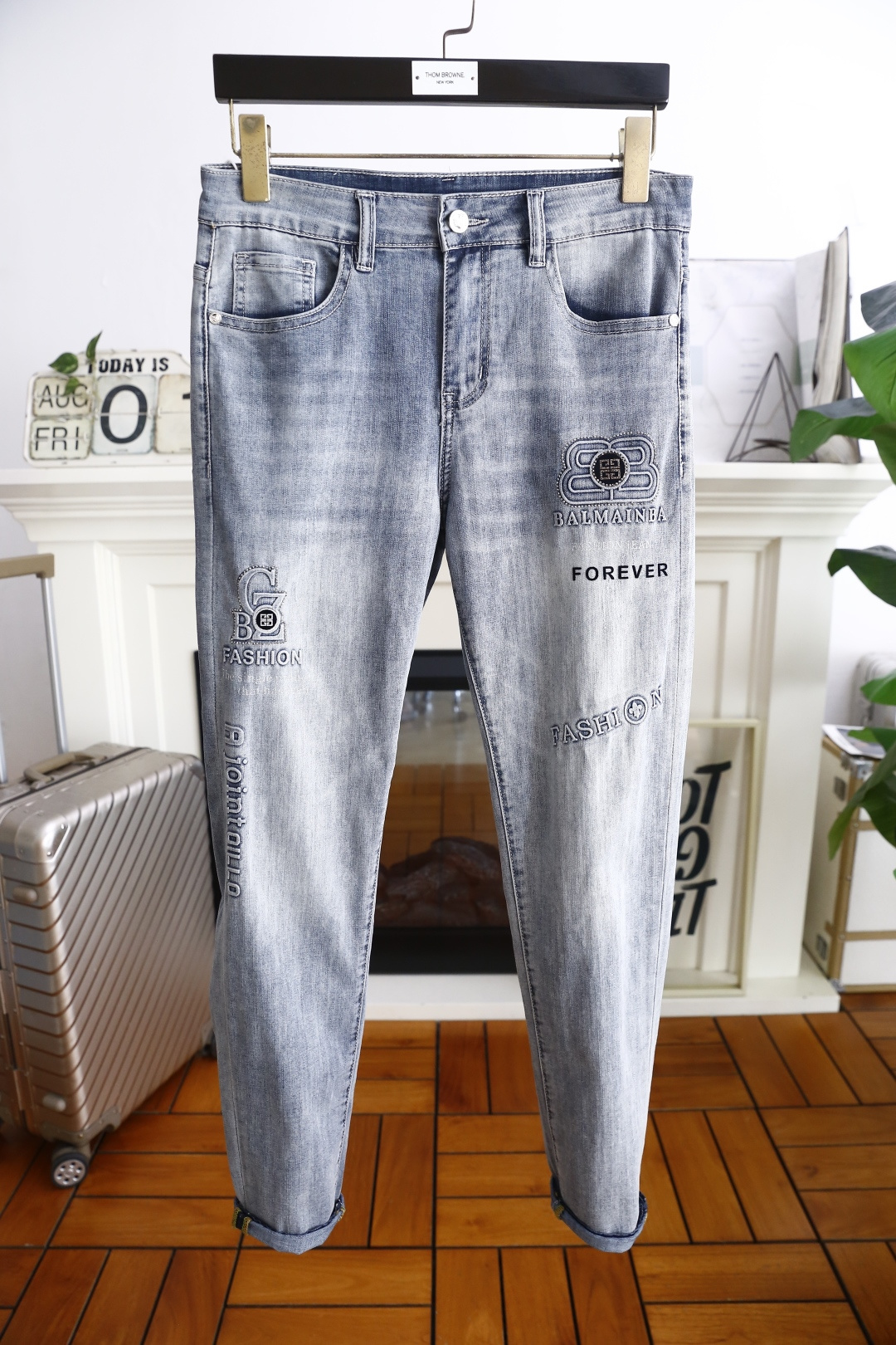 NO:492136,Givenchy. New products for summer 2025!  Fashionable men's summer thin jeans are made of customer-supplied wash stretch jeans!  Luxurious classic custom logo logo!  Fashion trends have therefore become one of the biggest selling points and are extremely cost-effective. There is no confusion or trouble of color conflict. Such a rich high-end jeans are absolutely fashionable, casual and versatile!  A must-have for trendy men!  Counter sizes 28-36, there are 35!  Shipping the next day!  , given jeans,alexander wang19860909纪梵希. 2025夏季新品！时尚男士夏季薄款牛仔裤采用客供水洗弹力牛仔裤！奢华经典定制Logo标志！时尚潮流因此已成为最大卖点之一而性价比又极高,没有颜色冲突的困惑或困扰,这么一款丰富内练高端牛仔裤,绝对时尚休闲百搭款！潮男必备！专柜尺码28-36,有35！隔天出货！,,givenchy,jeans,alexander wang,Men's clothing