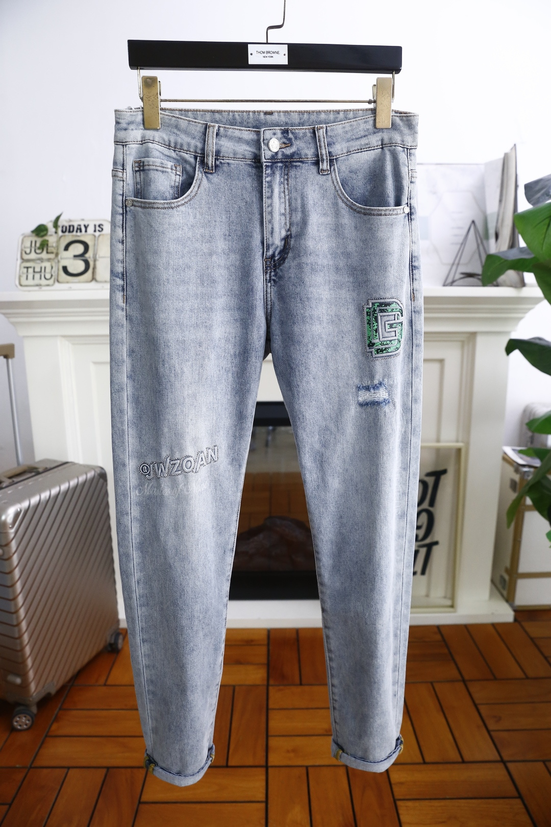 NO:492142,Dolce & Gabbana. New products for summer 2025!  Fashionable men's summer thin jeans are made of customer-supplied wash stretch jeans!  Luxurious classic custom logo logo!  Fashion trends have therefore become one of the biggest selling points and are extremely cost-effective. There is no confusion or trouble of color conflict. Such a rich high-end jeans are absolutely fashionable, casual and versatile!  A must-have for trendy men!  Counter sizes 28-36, there are 35!  Shipping the next day!  ,Dolce & Gabbana,jeans,alexander wang19860909杜嘉班纳. 2025夏季新品！时尚男士夏季薄款牛仔裤采用客供水洗弹力牛仔裤！奢华经典定制Logo标志！时尚潮流因此已成为最大卖点之一而性价比又极高,没有颜色冲突的困惑或困扰,这么一款丰富内练高端牛仔裤,绝对时尚休闲百搭款！潮男必备！专柜尺码28-36,有35！隔天出货！,,Dolce&Gabbana,jeans,alexander wang,Men's clothing