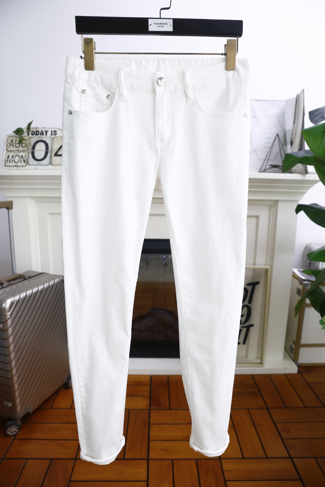 NO:491471,Mo*cler. 25 new high-end men's casual pants for summer!  Luxury classic brand LOGO accessories, hot-selling models for overseas counters, very comfortable to wear, low-key and luxurious, very classy when worn, no need to say much about the trouser style and cutting, exquisite and vivid high-end quality, top-notch materials, truly palace-grade denim selection, comfortable custom-made cotton fabric, excellent quality, heavy washing makes the pants very soft!  Not picky about people, the upper body is absolutely stylish and extremely luxurious. Counter size 29-36, 35!  Shipping the next day!  ,Moncler,alexander wang19860909蒙口/Mo*cler. 25夏季新品高端男士休闲裤！奢华经典品牌LOGO配饰 海外专柜热销款 身穿着非常舒适 低调不失奢华 穿出去非常有档次 裤型款式和裁剪亦无需多言 上身精致跃然高档一等一顶级质料 真正殿堂级的牛仔布选用 采用舒适定制棉面料,品质卓然,经过重水洗使得裤子很柔软！不挑人 上身绝对的有型 极度奢华. 专柜尺码 29-36,有35！隔天出货！,,Moncler,alexander wang,Men's clothing