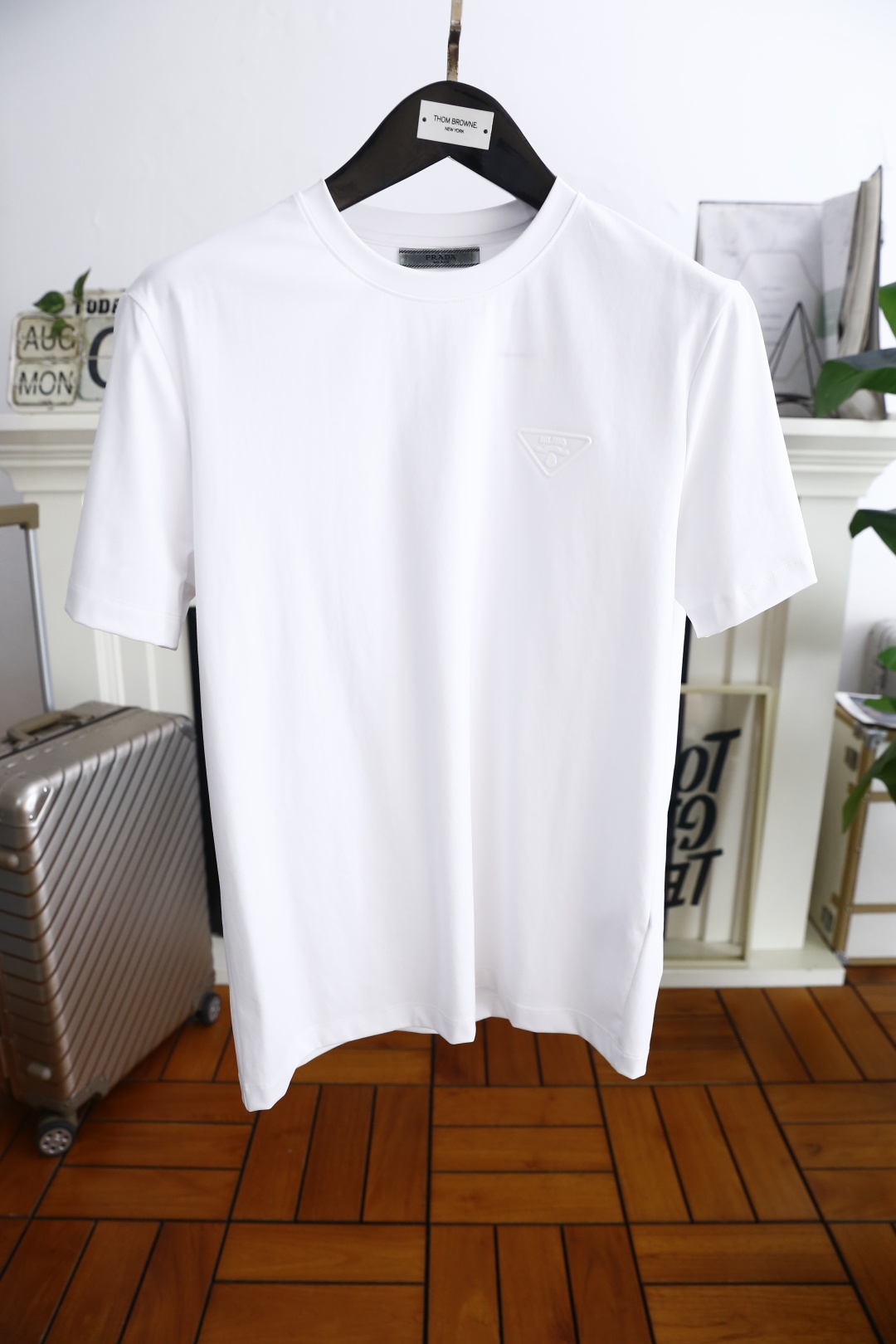 NO:491473,Pula*/Pr*da. 2025 summer new product men's round neck short sleeves, luxury brand triangle logo logo on chest, you can appreciate the youthfulness and fashion sense brought by this design!  The overall style is fashionable and trendy, using comfortable and breathable cotton fabric, soft, skin-friendly and breathable, and has a very crisp and crisp drooping feeling. The upper body is fashionable and fashionable colors, a must-have item for trendy men!  Counter size M-3XL, shipped the next day!  ,,prada,T-shirt,alexander wang19860909普拉*/Pr*da. 2025夏季新品男士圆领短袖胸前奢华品牌三角标LOGO标识标注上身就能体会这款设计带来的年轻与时尚感！整体时尚而有潮流,采用舒适透气棉面料 柔软亲肤透气 ,又有很好的挺括 垂感 上身时尚潮流色系,潮男必备单品！专柜尺码M-3XL,隔天出货！,,prada,T-shirt,alexander wang,Men's clothing