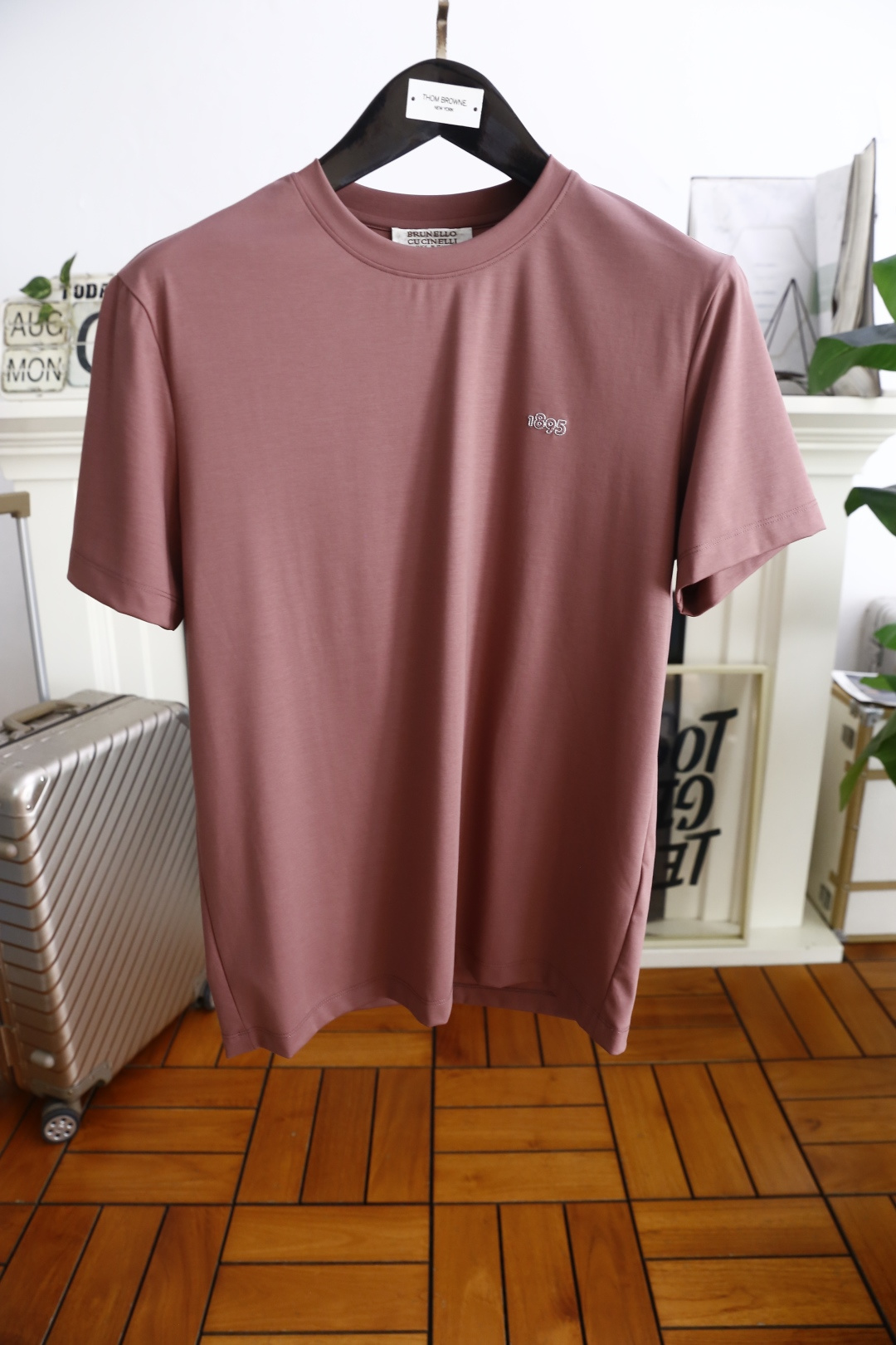 NO:491466,Brunello Cucinelli. 2025 summer new men's short sleeves!  Luxury classic brand customized LOGO design!  High-end customization, fashionable and versatile!  It is made of comfortable and breathable cotton fabric, which feels super soft and delicate, and is comfortable to wear. High-end boutique. The fine OEM factory makes it very good. A must-have item for men!  Size 48-58, shipped the next day!  brunello cucinelli,T-shirt,alexander wang19860909Brunello Cucinelli. 2025夏季新款男士短袖！奢华经典品牌定制LOGO设计！高端定制 时尚百搭爆款！采用舒适透气棉面料手感超柔软细腻 穿着亲肤舒适 高端精品 代工厂精细做上身非常赞 男士必备单品！尺码48-58,隔天出货！,,brunello cucinelli,T-shirt,alexander wang,Men's clothing