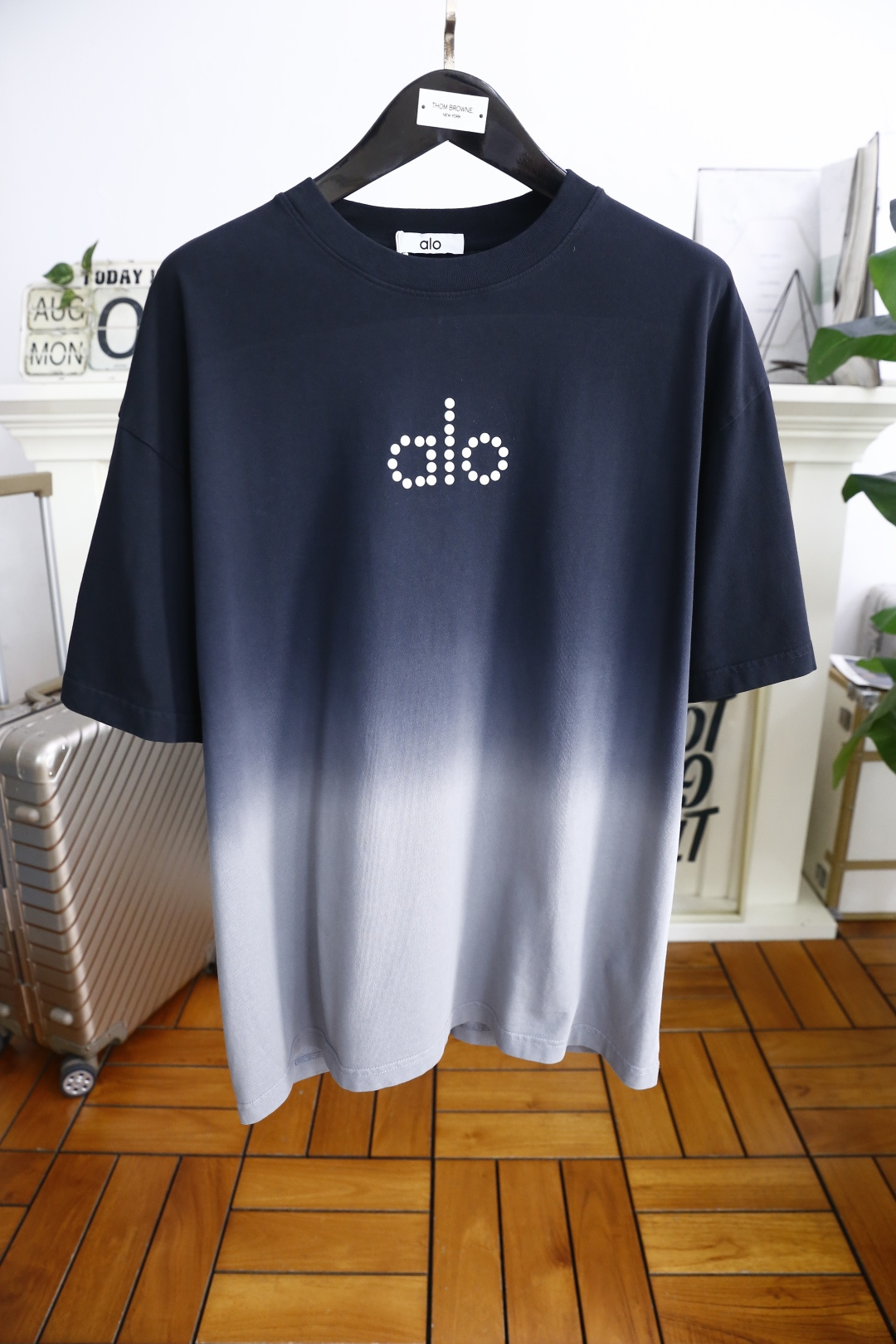 NO:491436,ALO. 25 new summer products!  Fashionable brand round neck short-sleeved shirt with brand letters LOGO design on the chest!  The current trendy aesthetic is very inclusive, and you can easily concave your look at your body! The same style as men and women, commuting versatile, with details!  Use top-quality custom cotton fabrics!  Must-earned money!  Complete three standards!  Counter size S-XL, shipped the next day!  ,T-shirt,alexander wang19860909ALO. 25夏季新品！时尚潮牌圆领短袖衫胸前品牌字母LOGO设计！当下的潮流审美,大大地一件包容性强,随意上身就能轻松凹出造型!男女同款 通勤百搭,细节拉満！采用顶级定制纯棉面料！必入手款！三标齐全！专柜尺码S-XL,隔天出货！,,T-shirt,alexander wang,Men's clothing