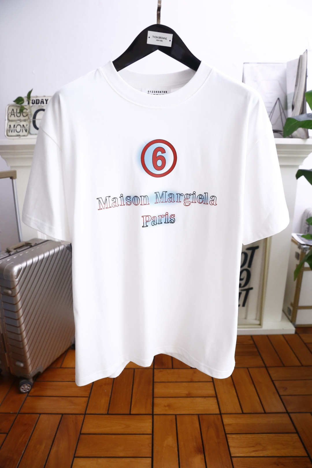 NO:491446,Martin Maggilla. New for 25 summer!  Men's fashionable, trendy, loose short-sleeved luxury classic brand letter LOGO logo marked on the upper body, you can experience the youthfulness and fashion sense brought by this design!  The overall style is fashionable and trendy, using comfortable pure cotton fabric, soft, skin-friendly and breathable, and has a very crisp and drape. The upper body is fashionable and fashionable, and it is a must-have item for trendy men!  Counter size S-XL, shipped the next day!  ,,masion margiela,T-shirt,alexander wang19860909马丁马吉拉. 25夏季新款！男士时尚潮流宽松短袖奢华经典品牌字母LOGO标识标注上身就能体会这款设计带来的年轻与时尚感！整体时尚而有潮流,采用舒适纯棉面料 柔软亲肤透气 ,又有很好的挺括 垂感 上身时尚潮流色系,潮男必备单品！专柜尺码S-XL,隔天出货！,,masion margiela,T-shirt,alexander wang,Men's clothing