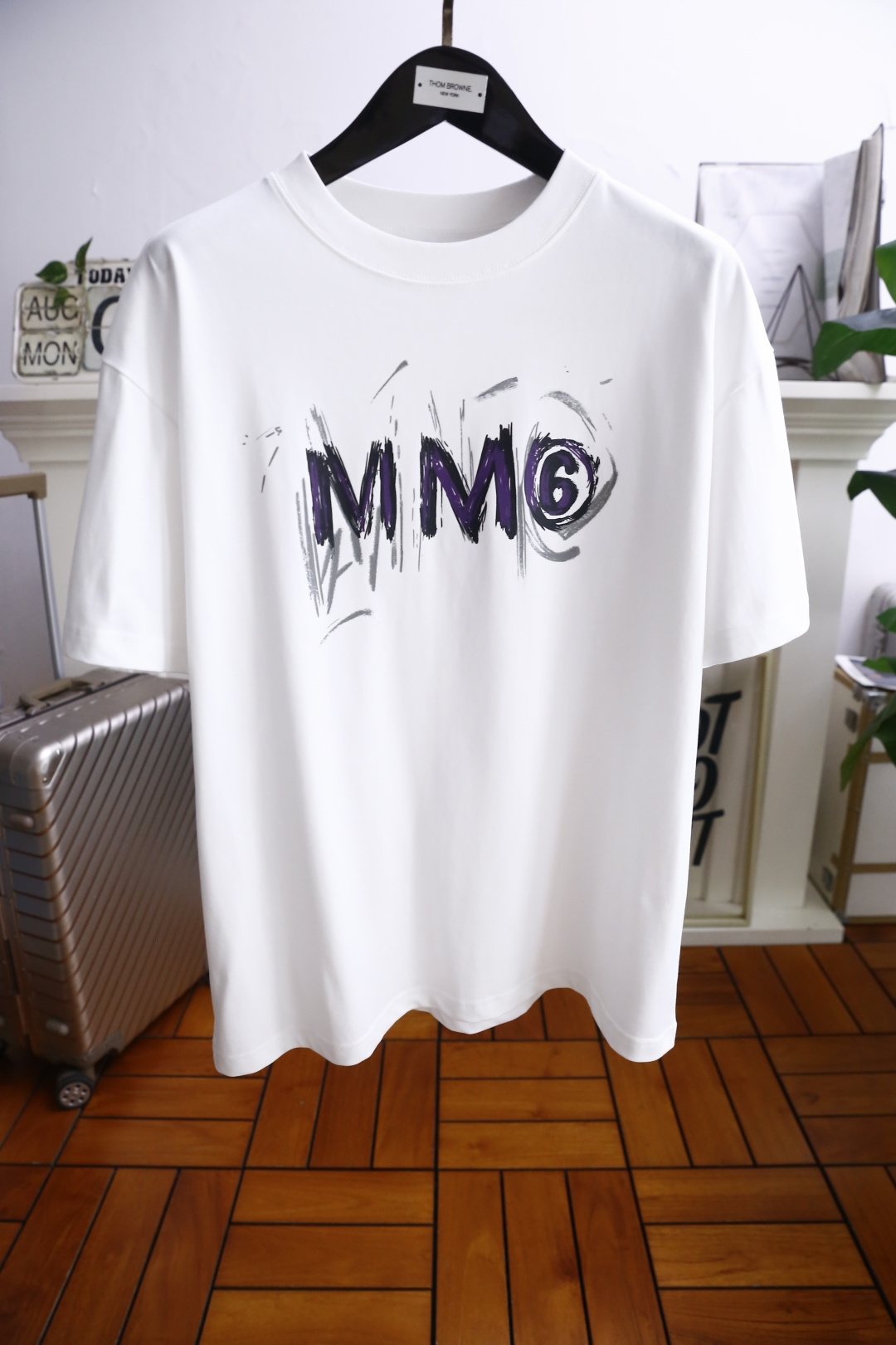 NO:491441,Martin Margira. 2025 summer new product for men's round neck, loose short sleeves, luxurious classic brand letters LOGO logo marked on the upper body, you can experience the youthfulness and fashion sense brought by this design!  The overall style is fashionable and trendy, using comfortable pure cotton fabric, soft, skin-friendly and breathable, and has a very crisp and drape. The upper body is fashionable and fashionable, and it is a must-have item for trendy men!  Counter size S-XL, shipped the next day!  ,,masion margiela,T-shirt,alexander wang19860909马丁马吉拉. 2025夏季新品男士圆领宽松短袖奢华经典品牌字母LOGO标识标注上身就能体会这款设计带来的年轻与时尚感！整体时尚而有潮流,采用舒适纯棉面料 柔软亲肤透气 ,又有很好的挺括 垂感 上身时尚潮流色系,潮男必备单品！专柜尺码S-XL,隔天出货！,,masion margiela,T-shirt,alexander wang,Men's clothing