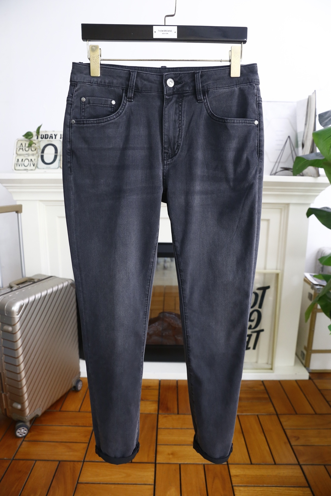 NO:491425,Paul. New fashion men's dark jeans for summer 2025!  Men must buy versatile jeans that use customer-supply washable stretch jeans!  The luxury classic custom logo highlights the brand's characteristics, and fashion trends have therefore become one of the biggest selling points and are extremely cost-effective. There is no confusion or trouble of color conflict. Such a rich high-end jeans are absolutely fashionable, casual and versatile!  A must-have for trendy men!  Counter sizes 29-36, 35!  Shipping the next day!  , jeans,alexander wang19860909保罗. 2025夏季新品时尚男士深色牛仔裤！男士必入手百搭牛仔裤采用客供水洗弹力牛仔裤！奢华经典定制Logo标志彰显品牌特征,时尚潮流因此已成为最大卖点之一而性价比又极高,没有颜色冲突的困惑或困扰,这么一款丰富内练高端牛仔裤,绝对时尚休闲百搭款！潮男必备！专柜尺码29-36,有35！隔天出货！,,jeans,alexander wang,Men's clothing