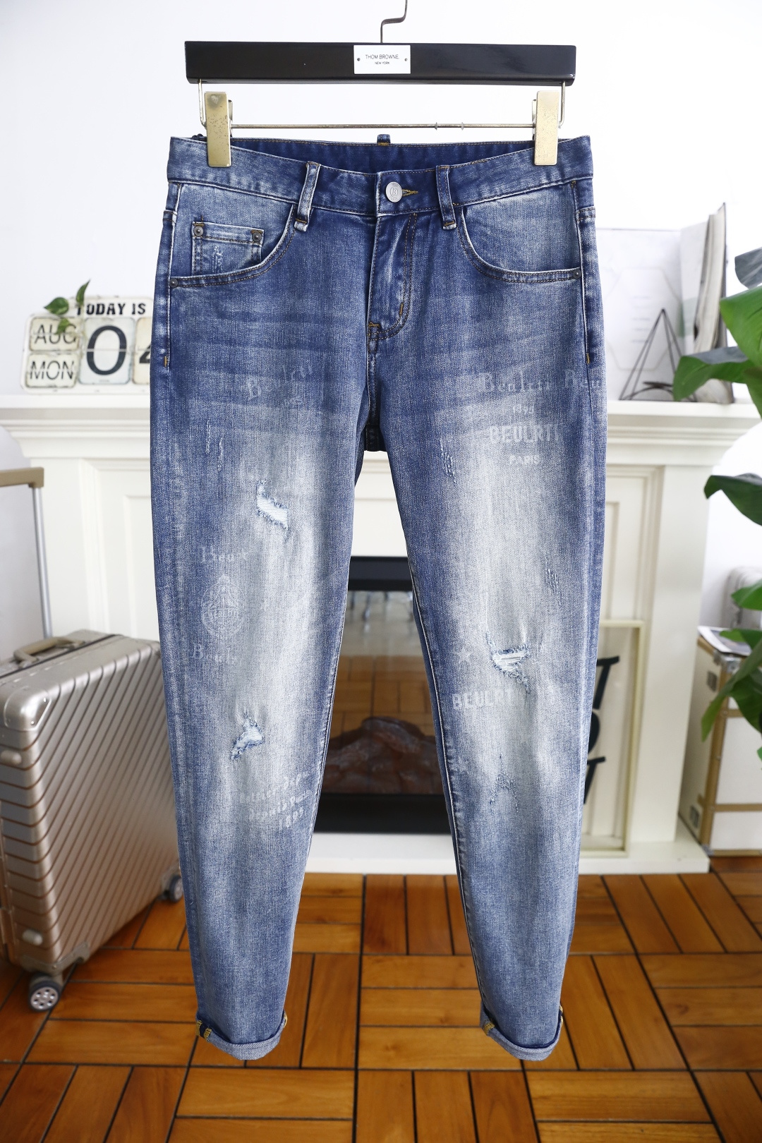 NO:491430,Burb*rry. New products for summer 2025!  Fashionable men's summer thin ripped jeans are made of customer-supplied wash stretch jeans!  The luxury and classic brand logo highlights the brand characteristics, and fashion trends have therefore become one of the biggest selling points and are extremely cost-effective. There is no confusion or trouble of color conflict. Such a rich high-end jeans are absolutely fashionable, casual and versatile!  A must-have for trendy men!  Counter sizes 29-36, 35!  Shipping the next day!  ,burberry,burberry,jeans,alexander wang19860909巴宝丽/Burb*rry. 2025夏季新品！时尚男士夏季薄款破洞牛仔裤采用客供水洗弹力牛仔裤！奢华经典品牌Logo标志彰显品牌特征,时尚潮流因此已成为最大卖点之一而性价比又极高,没有颜色冲突的困惑或困扰,这么一款丰富内练高端牛仔裤,绝对时尚休闲百搭款！潮男必备！专柜尺码29-36,有35！隔天出货！,,burberry,burberry,jeans,alexander wang,Men's clothing