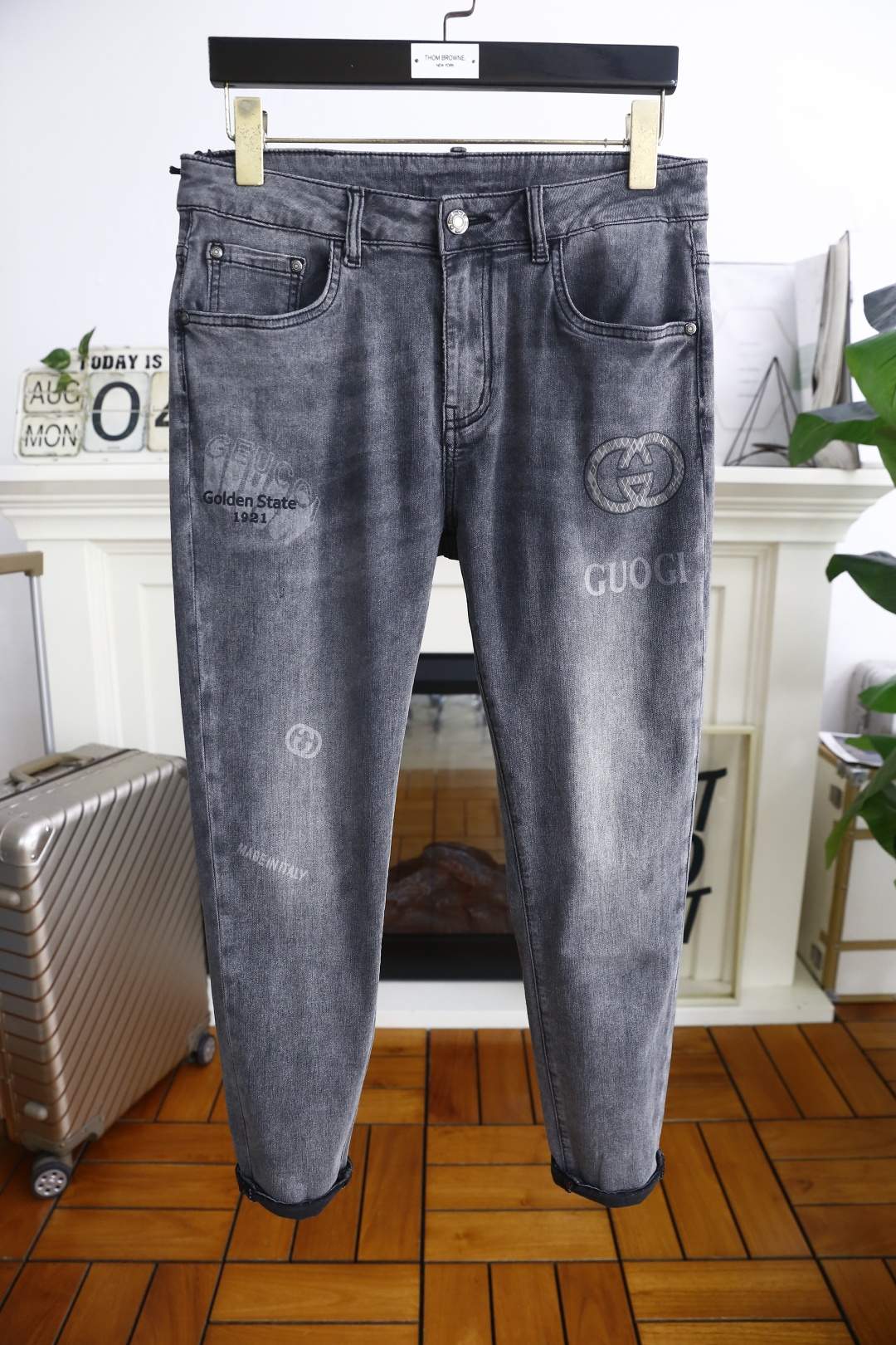 NO:491435,Gucci. 2025 summer new product fashionable men's ripped jeans, men must buy versatile jeans with customer-supplied water-washed stretch jeans!  The luxury classic custom logo highlights the brand's characteristics, and fashion trends have therefore become one of the biggest selling points and are extremely cost-effective. There is no confusion or trouble of color conflict. Such a rich high-end jeans are absolutely fashionable, casual and versatile!  A must-have for trendy men!  Counter sizes 29-36, 35!  Shipping the next day!  ,gucci,jeans,alexander wang19860909古驰. 2025夏季新品时尚男士破洞牛仔裤,男士必入手百搭牛仔裤采用客供水洗弹力牛仔裤！奢华经典定制Logo标志彰显品牌特征,时尚潮流因此已成为最大卖点之一而性价比又极高,没有颜色冲突的困惑或困扰,这么一款丰富内练高端牛仔裤,绝对时尚休闲百搭款！潮男必备！专柜尺码29-36,有35！隔天出货！,,gucci,jeans,alexander wang,Men's clothing