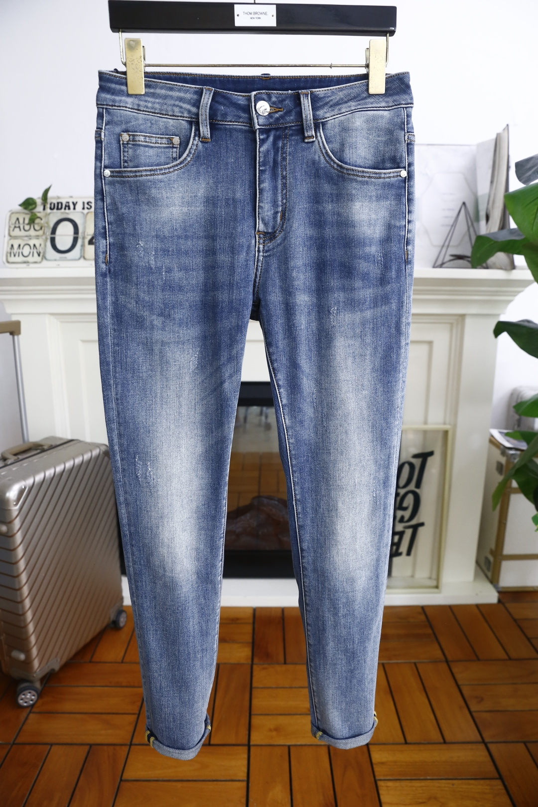 NO:491440,Burb*rry. 25 summer new product original single high-end men's jeans luxury classic brand LOGO accessories. Hot-selling models for overseas counters. They are very comfortable to wear, low-key and luxurious. They are very classy when worn. There is no need to say much about the trouser style and cutting. The upper body is exquisite and vivid, and the top quality is top quality. The selection of real palace-grade denim. High-end top washing denim fabric, excellent quality, and heavy washing makes the pants very soft!  Not picky about people, the upper body is absolutely stylish and extremely luxurious. Counter size 29-36, 35!  Shipping the next day!  ,burberry,burberry,jeans,alexander wang19860909巴宝丽/Burb*rry. 25夏季新品原单高端男士牛仔裤奢华经典品牌LOGO配饰 海外专柜热销款 身穿着非常舒适 低调不失奢华 穿出去非常有档次 裤型款式和裁剪亦无需多言 上身精致跃然高档一等一顶级质料 真正殿堂级的牛仔布选用 高档顶级洗水牛仔面料,品质卓然,经过重水洗使得裤子很柔软！不挑人 上身绝对的有型 极度奢华. 专柜尺码 29-36,有35！隔天出货！,,burberry,burberry,jeans,alexander wang,Men's clothing