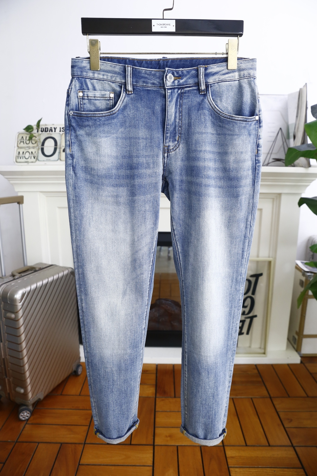 NO:491450,Louis Vuit*/LV. 25 summer new product original single high-end men's jeans luxury classic brand LOGO accessories. Hot-selling models for overseas counters. They are very comfortable to wear, low-key and luxurious. They are very classy when worn. There is no need to say much about the trouser style and cutting. The upper body is exquisite and vivid, and the top quality is top quality. The selection of real palace-grade denim. High-end top washing denim fabric, excellent quality, and heavy washing makes the pants very soft!  Not picky about people, the upper body is absolutely stylish and extremely luxurious. Counter size 29-36, 35!  Shipping the next day!  ,,louis vuitton,louis vuitton,jeans,alexander wang19860909路易威*/LV. 25夏季新品原单高端男士牛仔裤奢华经典品牌LOGO配饰 海外专柜热销款 身穿着非常舒适 低调不失奢华 穿出去非常有档次 裤型款式和裁剪亦无需多言 上身精致跃然高档一等一顶级质料 真正殿堂级的牛仔布选用 高档顶级洗水牛仔面料,品质卓然,经过重水洗使得裤子很柔软！不挑人 上身绝对的有型 极度奢华. 专柜尺码 29-36,有35！隔天出货！,,louis vuitton,louis vuitton,jeans,alexander wang,Men's clothing