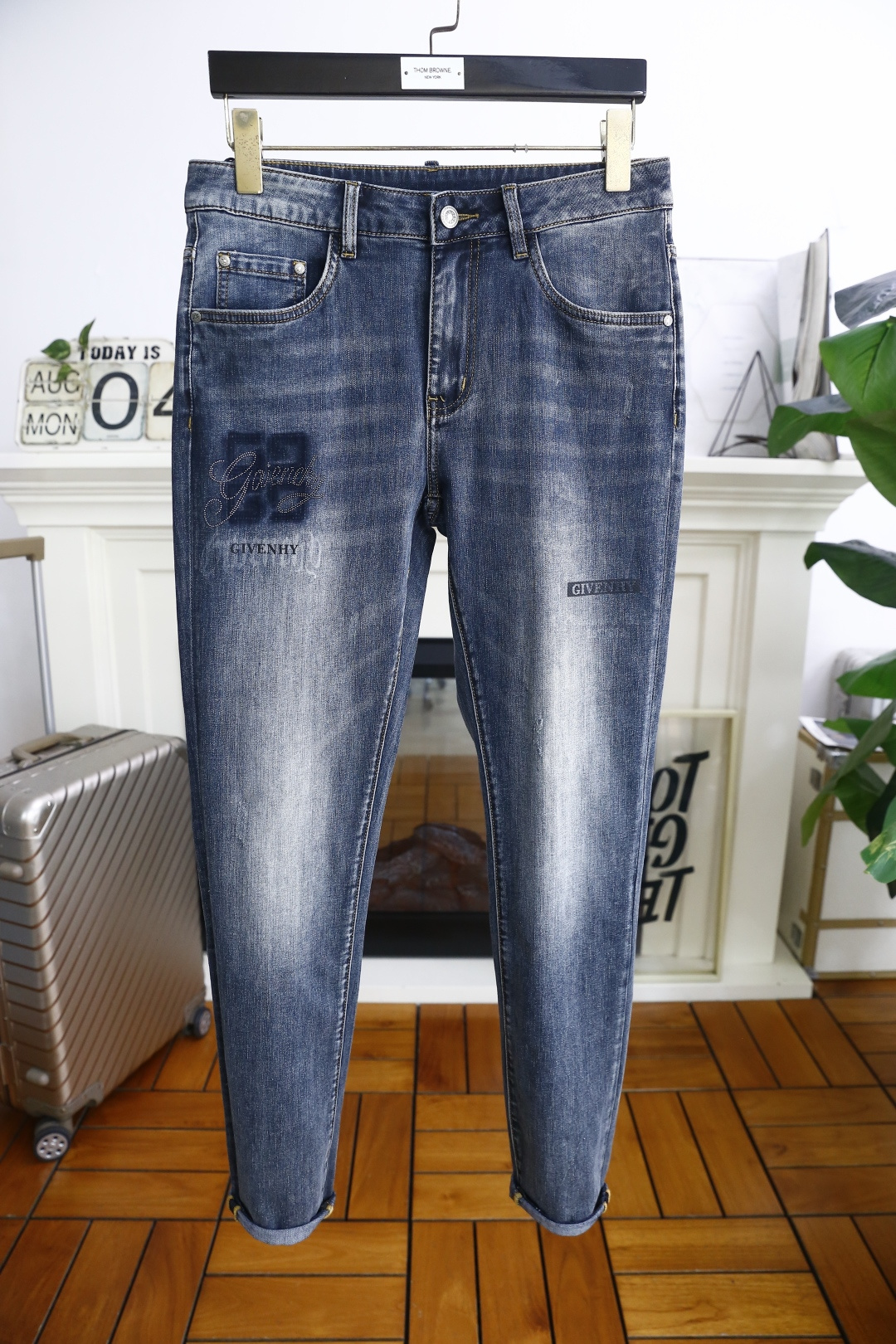 NO:491445,Given*/Given*hy. New products for summer 2025!  Fashionable men's summer thin jeans are made of customer-supplied wash stretch jeans!  The luxury classic brand letter logo highlights the brand characteristics, and fashion trends have therefore become one of the biggest selling points and are extremely cost-effective. There is no confusion or trouble of color conflict. Such a rich high-end jeans are absolutely fashionable, casual and versatile!  A must-have for trendy men!  Counter sizes 29-36, there are 35!  Shipping the next day!  , given , given , given , given , given , jeans , alexander wang19860909纪梵*/Given*hy. 2025夏季新品！时尚男士夏季薄款牛仔裤采用客供水洗弹力牛仔裤！奢华经典品牌字母Logo标志彰显品牌特征,时尚潮流因此已成为最大卖点之一而性价比又极高,没有颜色冲突的困惑或困扰,这么一款丰富内练高端牛仔裤,绝对时尚休闲百搭款！潮男必备！专柜尺码29-36,有35！隔天出货！,,givenchy,givenchy,jeans,alexander wang,Men's clothing