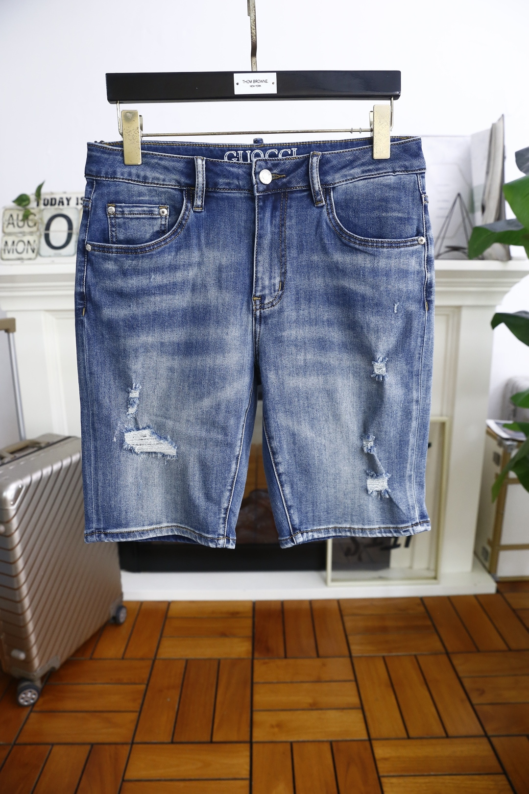 NO:491426,Gucci/Gu*ci. 2025ss summer new product versatile ripped denim five-point pants luxury brand classic letter LOGO design uses comfortable washing denim fabric high-end customization, soft touch, fashionable luxury goods, fashion brands, just to improve your quality of life, you can determine the personalized customization, the style is excellent, the details are impeccable!  The style is not picky and very high-end. It is a must-have for trendy men!  Counter sizes 29-36, 35!  Shipping the next day!  ,gucci,alexander wang19860909古驰/Gu*ci. 2025ss夏季新品百搭破洞牛仔五分裤奢华品牌经典字母LOGO设计采用舒适洗水牛仔面料高端定制 手感柔软 时尚奢侈品 时尚大牌 只是为了提升你的生活品质 你来确定个性定制 版型超赞,细节做工无可挑剔！款式不挑人 特别高档 潮男必入手！专柜尺码29-36,有35！隔天出货！,,gucci,alexander wang,Men's clothing