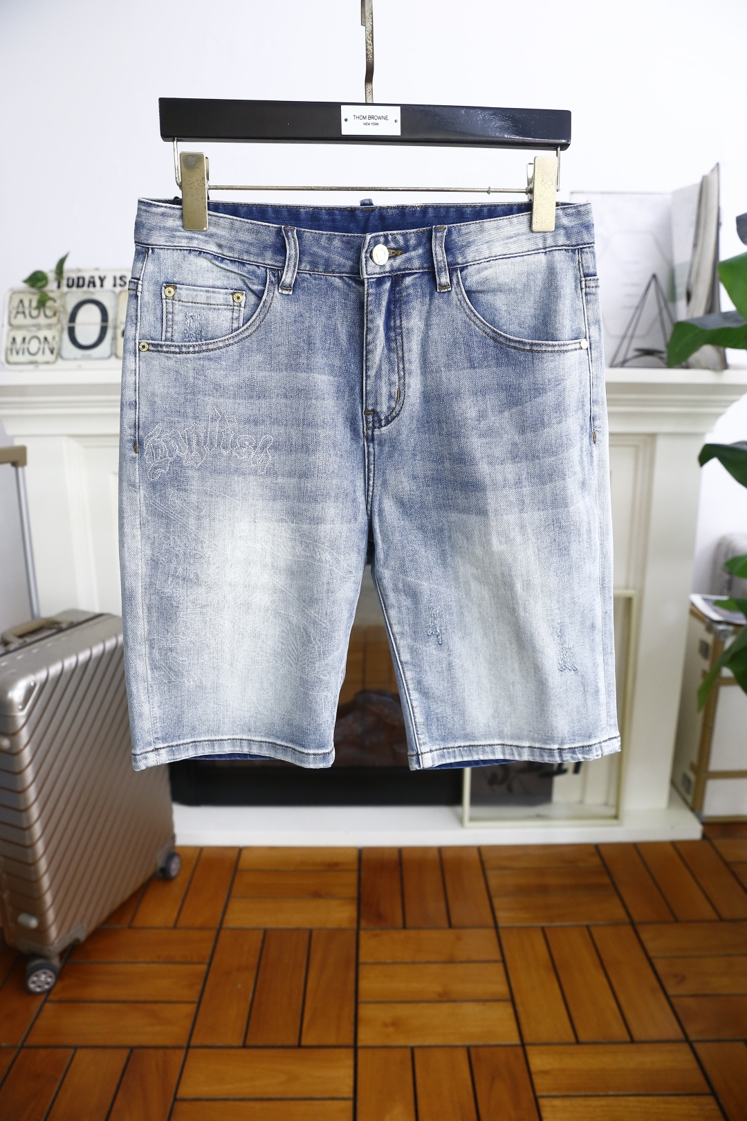 NO:491431,Burb*rry. New products for summer 2025ss!  Fashionable men's versatile denim shorts luxury brand classic war horse LOGO design uses comfortable washing denim fabric high-end customization, soft touch, fashionable luxury goods, fashion brands, just to improve your quality of life, you can determine the personalized customization, the style is excellent, the details are impeccable!  The style is not picky and very high-end. It is a must-have for trendy men!  Counter sizes 29-36, 35!  Shipping the next day!  ,burberry,burberry,shorts,alexander wang19860909巴宝丽/Burb*rry. 2025ss夏季新品！时尚男士百搭牛仔短裤奢华品牌经典战马LOGO设计采用舒适洗水牛仔面料高端定制 手感柔软 时尚奢侈品 时尚大牌 只是为了提升你的生活品质 你来确定个性定制 版型超赞,细节做工无可挑剔！款式不挑人 特别高档 潮男必入手！专柜尺码29-36,有35！隔天出货！,,burberry,burberry,shorts,alexander wang,Men's clothing