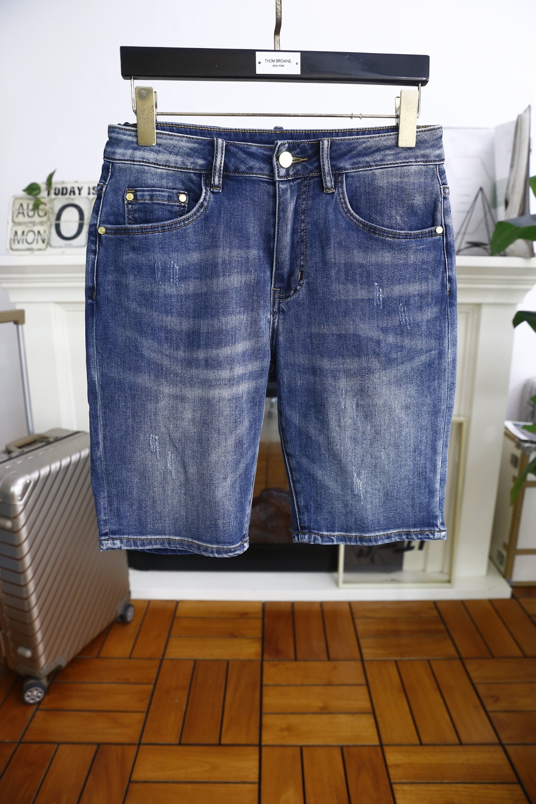 NO:491419,Ama*/A*mani. 2025ss summer new product!  Fashionable men's versatile denim shorts luxury brand classic LOGO design uses comfortable washing denim fabric high-end customization, soft touch, fashionable luxury goods, fashion brands, just to improve your quality of life, you can determine the personalized customization, the style is excellent, the details are impeccable!  The style is not picky and very high-end. It is a must-have for trendy men!  Counter sizes 29-36, there are 35!  Shipping the next day!  ,,shorts,alexander wang19860909阿玛*/A*mani. 2025ss夏季新品！时尚男士百搭牛仔短裤奢华品牌经典LOGO设计采用舒适洗水牛仔面料高端定制 手感柔软 时尚奢侈品 时尚大牌 只是为了提升你的生活品质 你来确定个性定制 版型超赞,细节做工无可挑剔！款式不挑人 特别高档 潮男必入手！专柜尺码29-36,有35！隔天出货！,,shorts,alexander wang,Men's clothing