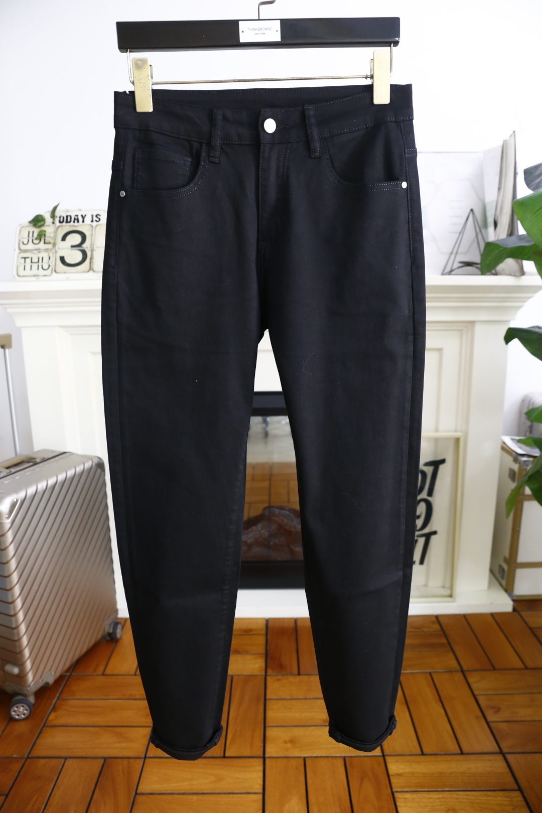 NO:491418,Ama*/Arm*ni. 25 new summer high-end men's casual pants!  Luxury classic brand Feiying LOGO accessories, popular overseas counters, very comfortable to wear, low-key and luxurious, very classy when worn, no need to say much about the trouser style and cutting, exquisite and vivid high-end quality, top-notch materials, truly palace-grade denim selection, comfortable custom-made cotton fabric, excellent quality, heavy washing makes the pants very soft!  Not picky about people, the upper body is absolutely stylish and extremely luxurious. Counter size 28-36, 35!  Shipping the next day!  ,alexander wang19860909阿玛*/Arm*ni. 25夏季新品高端男士休闲裤！奢华经典品牌飞鹰LOGO配饰 海外专柜热销款 身穿着非常舒适 低调不失奢华 穿出去非常有档次 裤型款式和裁剪亦无需多言 上身精致跃然高档一等一顶级质料 真正殿堂级的牛仔布选用 采用舒适定制棉面料,品质卓然,经过重水洗使得裤子很柔软！不挑人 上身绝对的有型 极度奢华. 专柜尺码 28-36,有35！隔天出货！,,alexander wang,Men's clothing