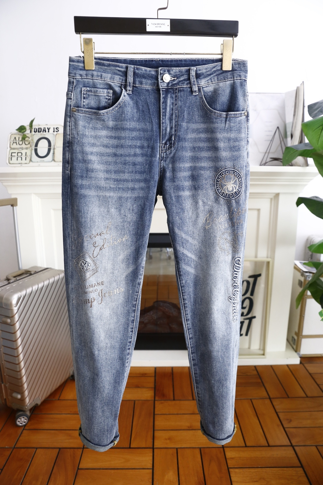 NO:491457,Gucci/Gu*ci. 2025 summer new product!  Fashionable men's summer thin jeans are made of customer-supplied wash stretch jeans!  Luxury classic custom LOGO with fashion trends has become one of the biggest selling points and is extremely cost-effective. There is no confusion or trouble of color conflict. Such a rich high-end jeans are absolutely fashionable, casual and versatile!  A must-have for trendy men!  Counter sizes 28-36, there are 35!  Shipping the next day!  ,gucci,jeans,alexander wang19860909古驰/Gu*ci. 2025夏季新品！时尚男士夏季薄款牛仔裤采用客供水洗弹力牛仔裤！奢华经典定制LOGO搭配时尚潮流因此已成为最大卖点之一而性价比又极高,没有颜色冲突的困惑或困扰,这么一款丰富内练高端牛仔裤,绝对时尚休闲百搭款！潮男必备！专柜尺码28-36,有35！隔天出货！,,gucci,jeans,alexander wang,Men's clothing