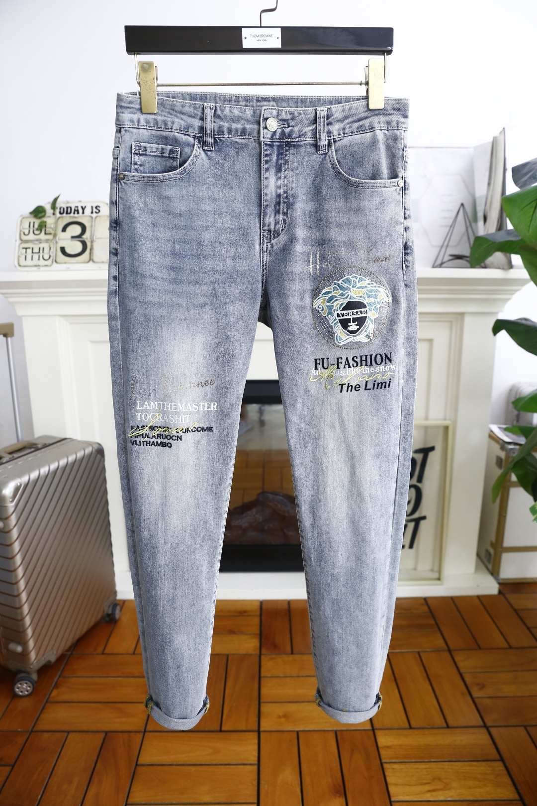 NO:491464,Van Size/Vers*ce. New products for summer 2025!  Fashionable men's summer thin jeans are made of customer-supplied wash stretch jeans!  The luxury and classic brand Medusa Logo logo highlights the brand's characteristics, and fashion trends have therefore become one of the biggest selling points and are extremely cost-effective. There is no confusion or trouble of color conflict. Such a rich high-end jeans are absolutely fashionable, casual and versatile!  A must-have for trendy men!  Counter sizes 28-36, there are 35!  Shipping the next day!  , versace, versace, jeans, alexander wang19860909范思泽/Vers*ce. 2025夏季新品！时尚男士夏季薄款牛仔裤采用客供水洗弹力牛仔裤！奢华经典品牌美杜莎Logo标志彰显品牌特征,时尚潮流因此已成为最大卖点之一而性价比又极高,没有颜色冲突的困惑或困扰,这么一款丰富内练高端牛仔裤,绝对时尚休闲百搭款！潮男必备！专柜尺码28-36,有35！隔天出货！,,versace,versace,jeans,alexander wang,Men's clothing