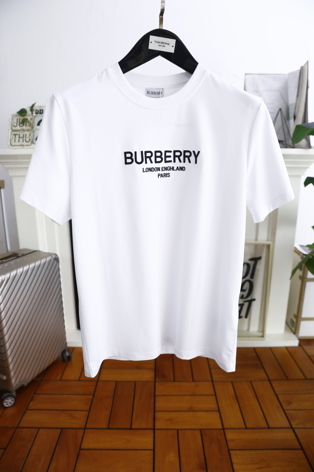 NO:491452,Burberry/Burbe*ry. 25Bur summer new product men's round neck short sleeves market with the highest version of the brand letter LOGO logo on the chest to appreciate the youthfulness and fashion sense brought by this design!  The overall style is fashionable and trendy, using comfortable mercerized cotton fabric, soft, skin-friendly and breathable, and has a very crisp and drooping feeling. The upper body is fashionable and fashionable, and it is a must-have item in summer!  Counter size M-3XL, shipped the next day!  ,burberry,burberry,T-shirt,alexander wang19860909巴宝丽/Burbe*ry. 25Bur夏季新品男士圆领短袖市场最高版本胸前品牌字母LOGO标识标注上身就能体会这款设计带来的年轻与时尚感！整体时尚而有潮流,采用舒适丝光棉面料 柔软亲肤透气 ,又有很好的挺括 垂感 上身时尚潮流色系,夏季必备单品！专柜尺码M-3XL,隔天出货！,,burberry,burberry,T-shirt,alexander wang,Men's clothing